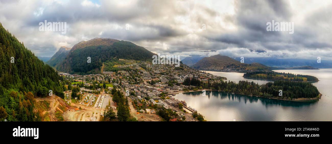 Lake Wakatipu Uferpromenade von Queenstown in der Innenstadt Neuseelands - Park, Strand und Straßen. Stockfoto