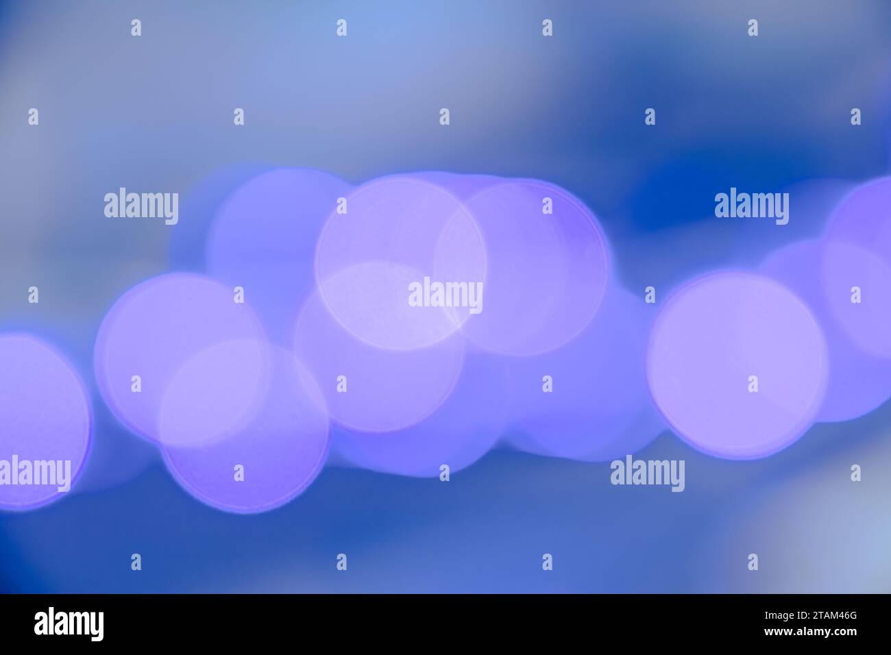 Abstrakte, verschwommene Pastelllila Bokeh-Lichtkreise, glühender, entspannender magischer Hintergrund Stockfoto