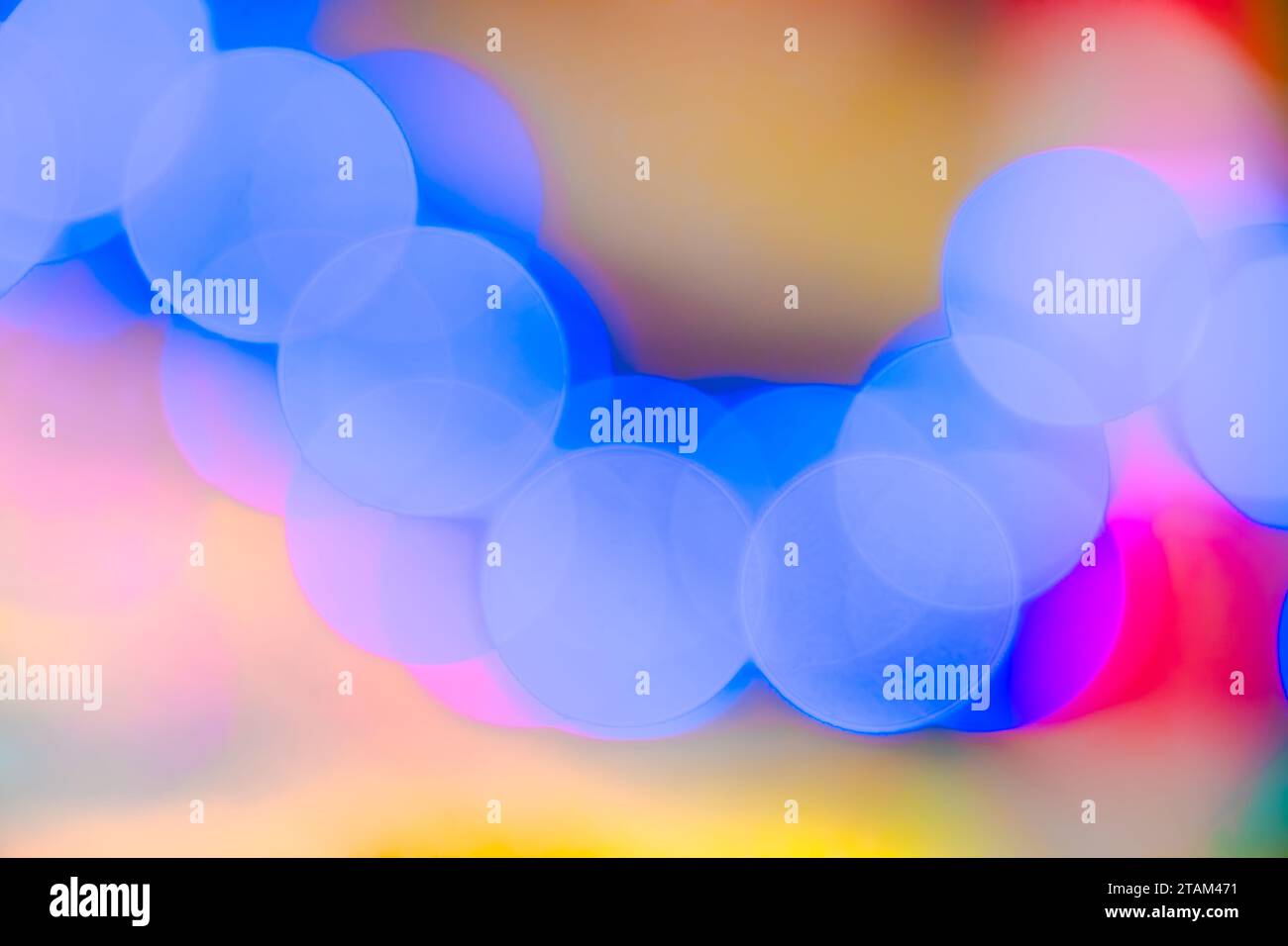 Abstrakte, unscharfe blaue, weiche Bokeh-Lichtkreise, die auf farbenfrohem Hintergrund leuchten, Nahaufnahme Stockfoto