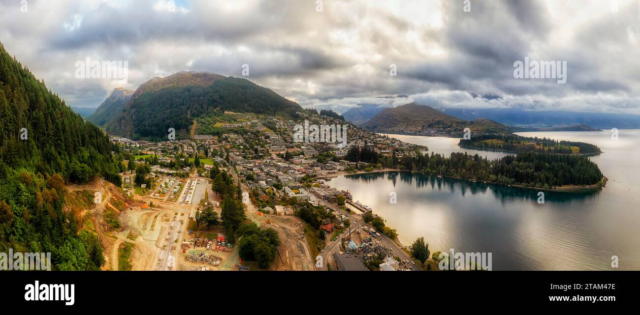 Lake Wakatipu Waterfront von Queenstown Downtown in Neuseeland - Strandpark Luftpanorama. Stockfoto