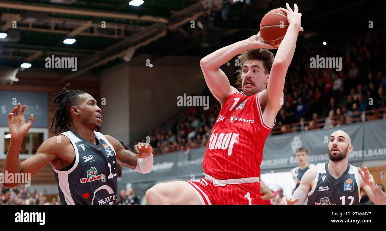 Würzburg, Deutschland. Dezember 2023. Bild: v. l. Wes Iwundu (Rasta Vechta, 25), Zachary Seljaas (Würzburger Baskets, 1) und Tommy Kuhse (Rasta Vechta, 12), 01.12.2023, Basketball, BBL, Würzburg Baskets - Rasta Vechta, GER, Würzburg, tectake Arena. Quelle: dpa/Alamy Live News Stockfoto