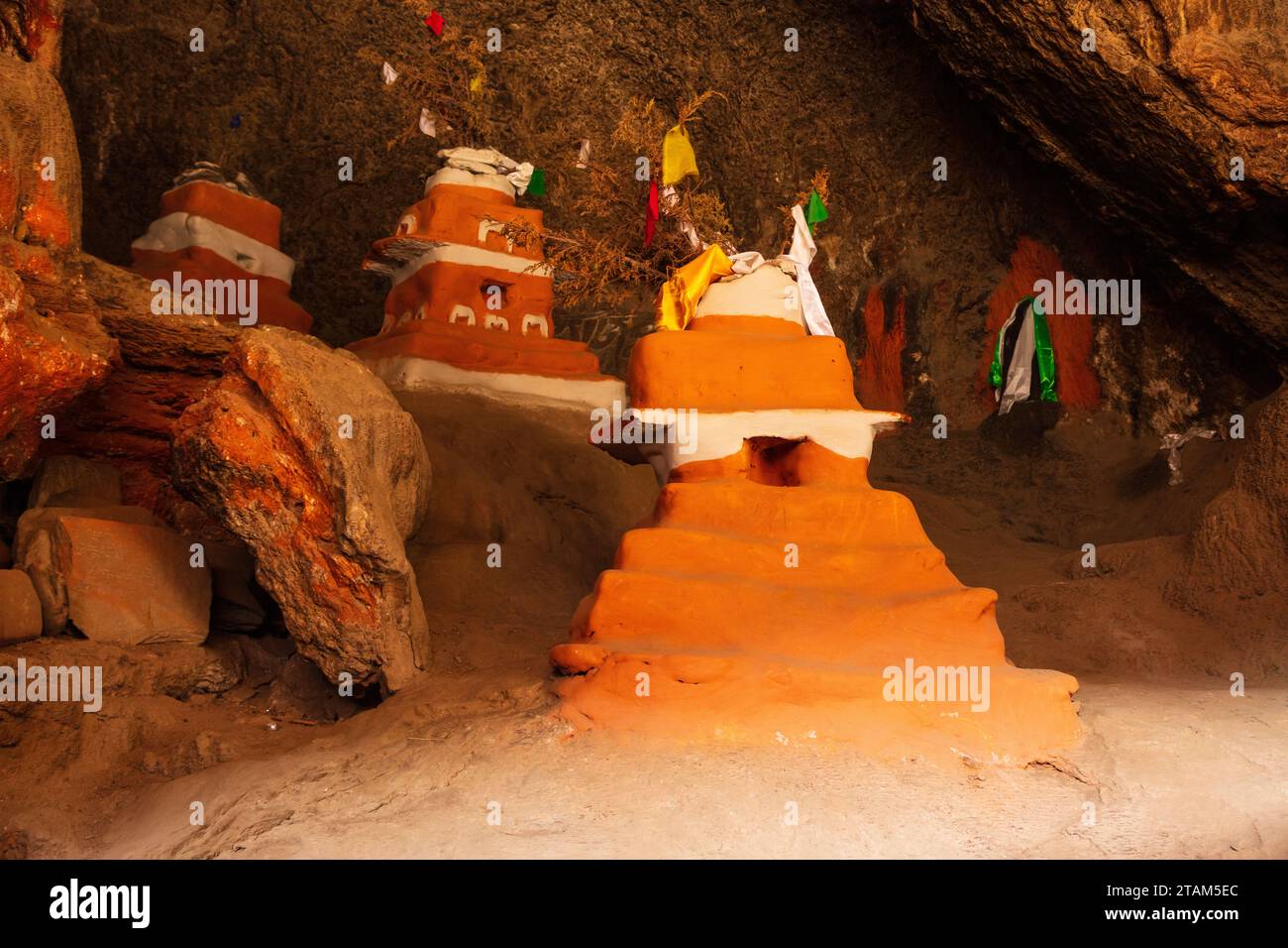 Christine Kolisch in der Chungsi-Höhle, auch bekannt als Rangchung-Höhle, einem buddhistischen Wallfahrtsort, an dem Padmasambhava im 8. Jahrhundert meditierte Stockfoto