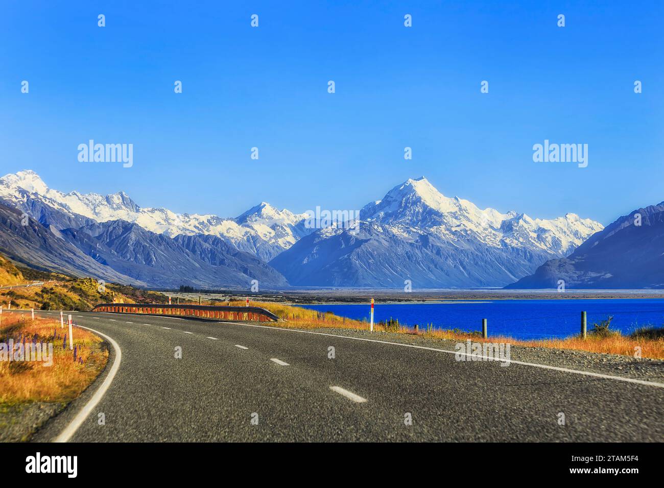 Fahrt auf dem Highway 80 in Neuseeland am Pukaki See zum entfernten Mt Cook. Stockfoto