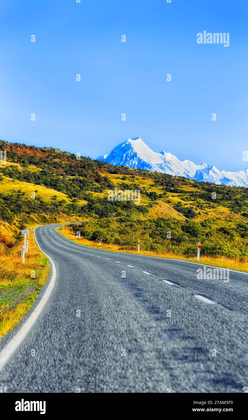 Asphalt auf dem Highway 80 in Neuseeland, der zum Mt Cook entlang des Lake Pukaki fährt. Stockfoto