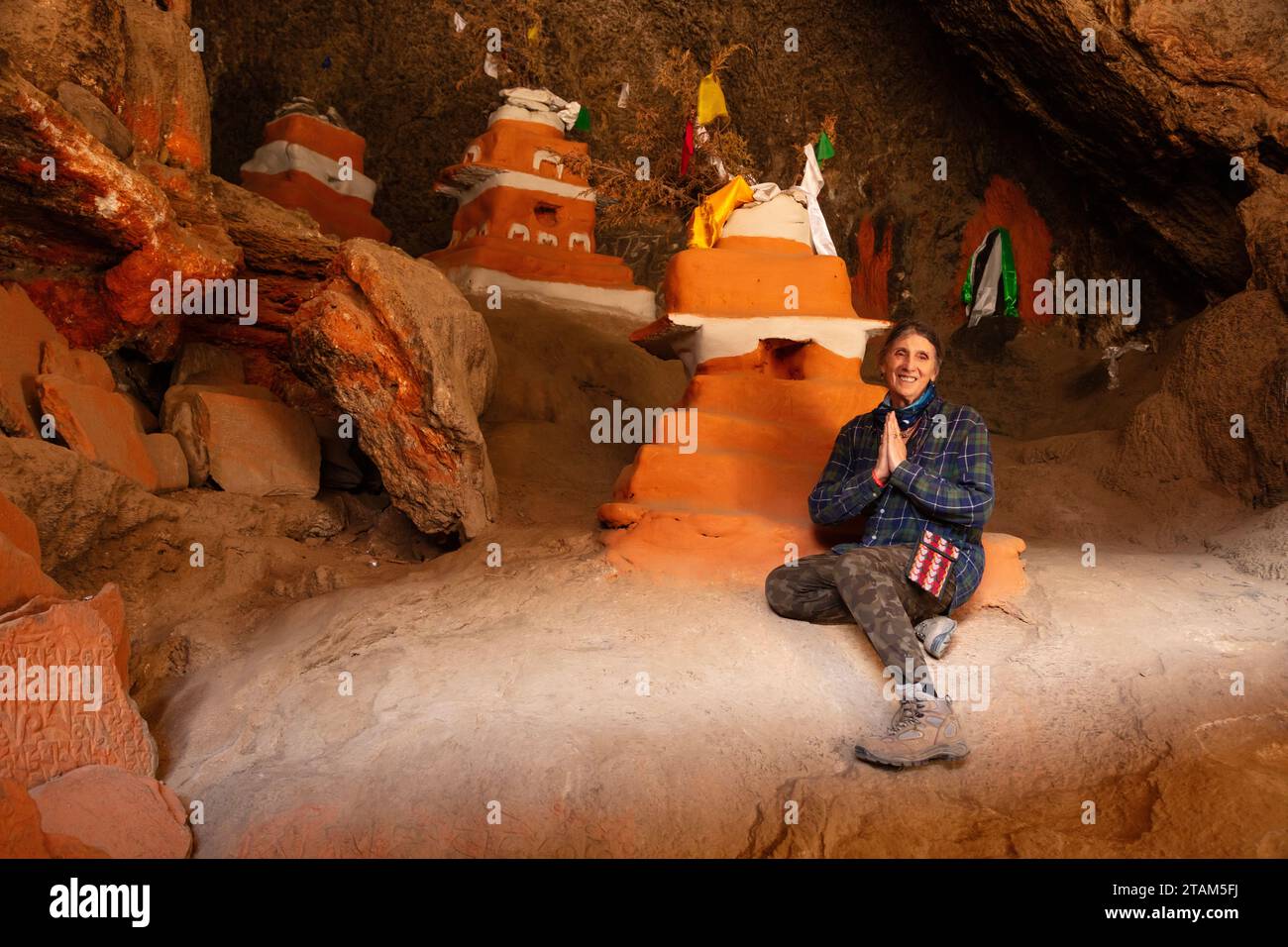 Christine Kolisch in der Chungsi-Höhle, auch bekannt als Rangchung-Höhle, einem buddhistischen Wallfahrtsort, an dem Padmasambhava im 8. Jahrhundert meditierte Stockfoto