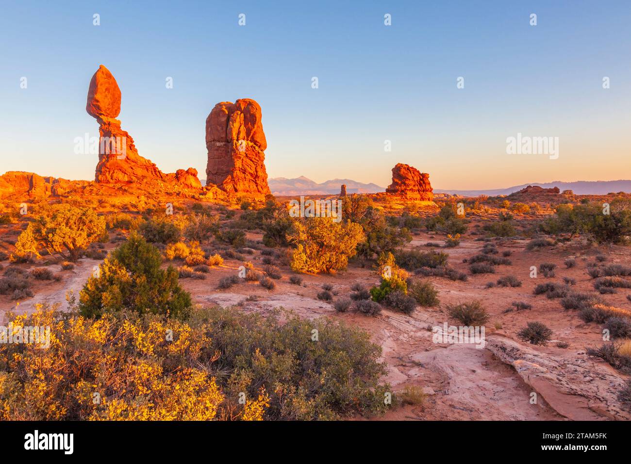 Ausgewogene Felsformation bei Sonnenuntergang im Arches National Park in Utah. Stockfoto