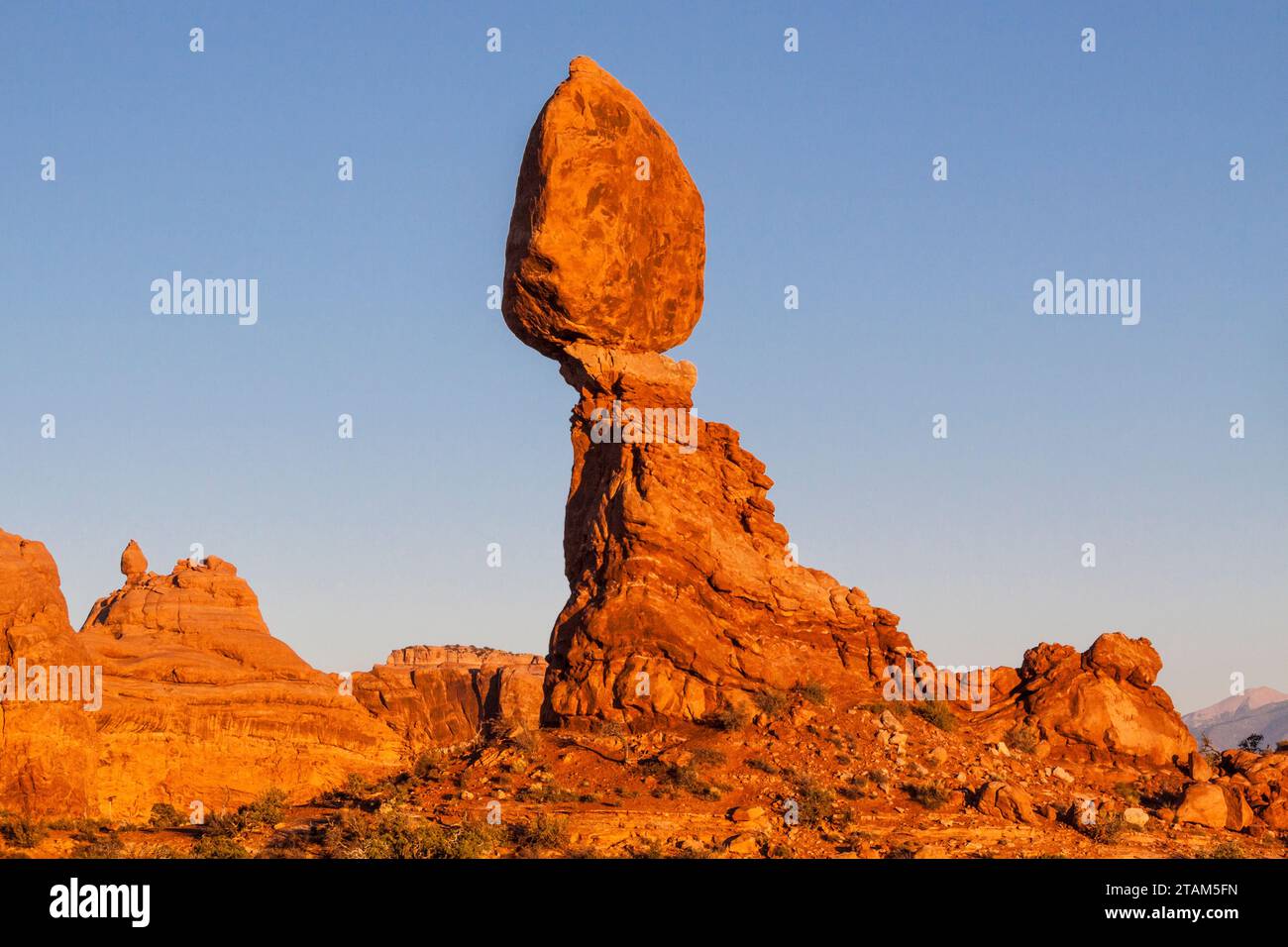 Balanced Rock Formation bei Sonnenuntergang im Arches National Park in Utah. Stockfoto