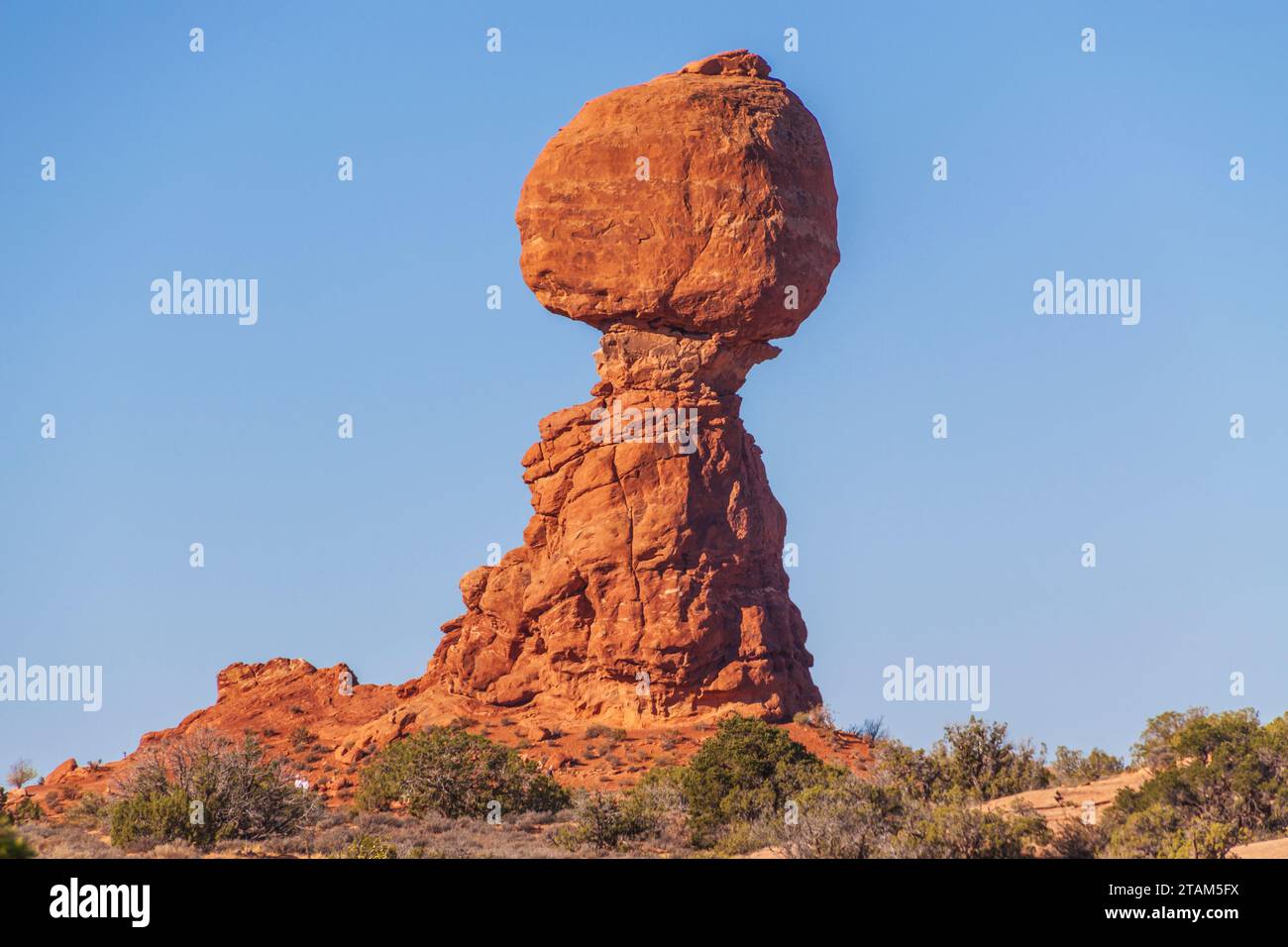 Balanced Rock im frühen Morgenlicht im Arches National Park in Utah. Stockfoto