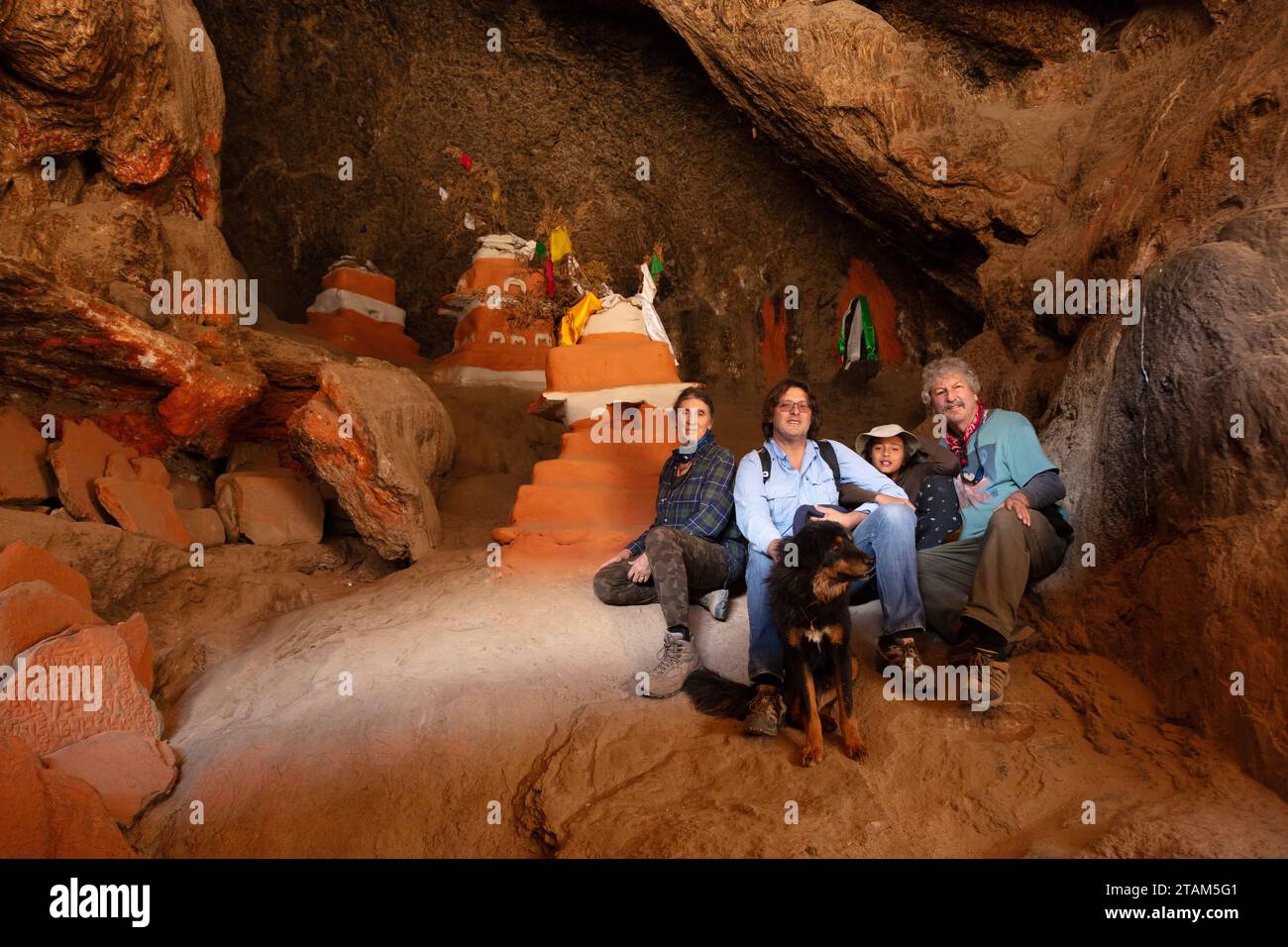 Christine Kolisch, Craig Lovell Bodhi Garrett und Vajra Garrett in der Chungsi Höhle, auch bekannt als Rangchung Höhle, ein buddhistischer Pilgerort, wo Stockfoto