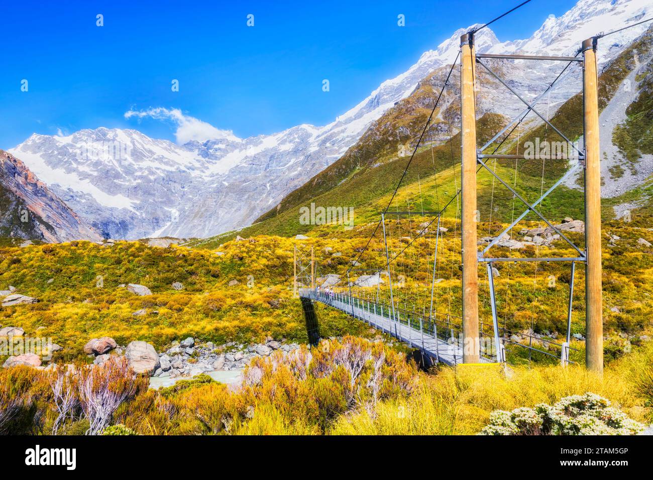 Die Fußbrücke führt über den Hooker Walking Track, das beliebte Touristental, zum Mt Cook in Neuseeland. Stockfoto