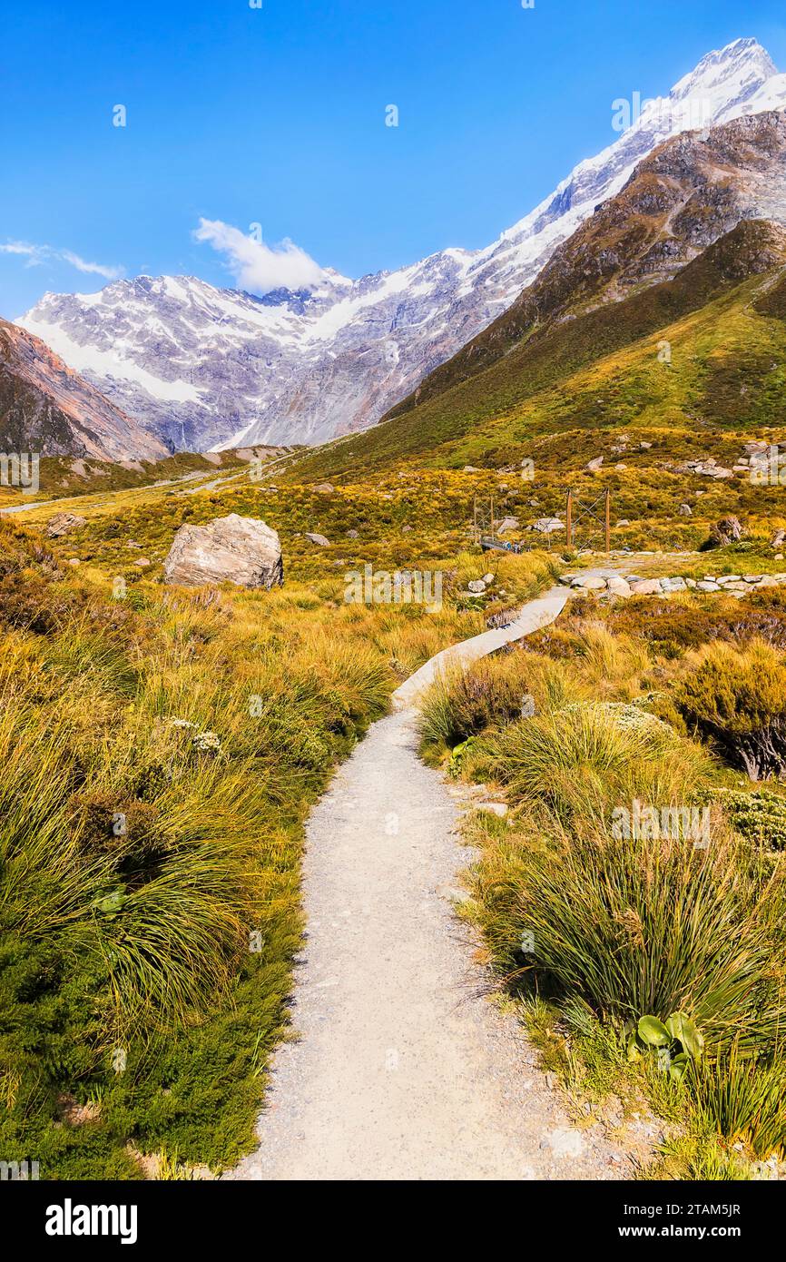 Wanderweg im Hooker Valley in den malerischen Bergen Neuseelands zum Mt Cook. Stockfoto
