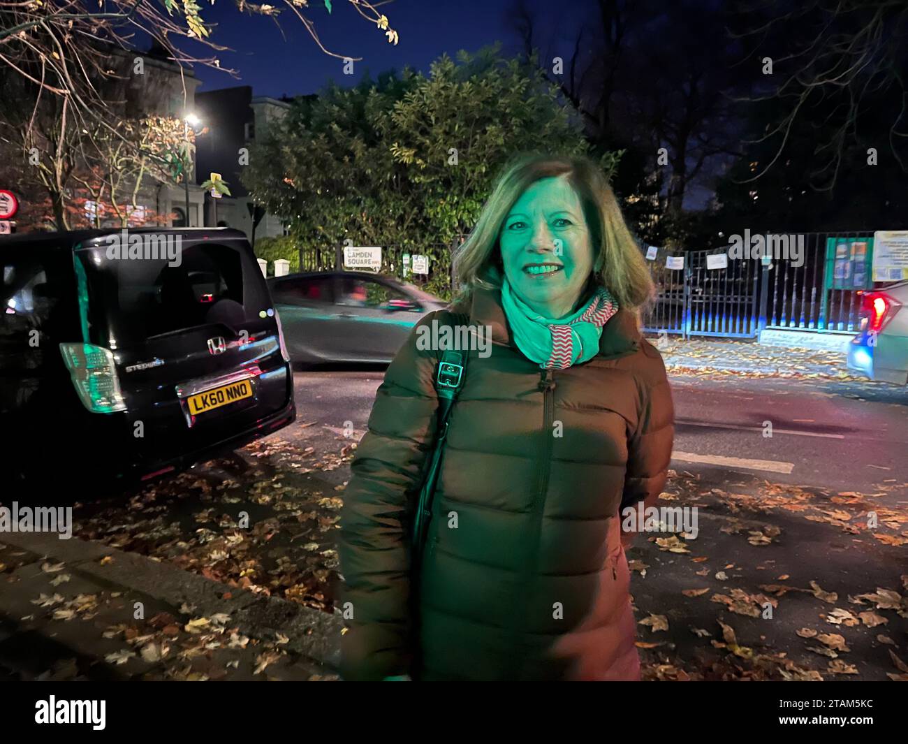 Ann Corrigan aus Muswell Hill steht vor dem London Irish Centre in Camden. Hunderte von Trauernden überschwemmten das London Irish Centre, um den verstorbenen Pogues-Frontmann Shane MacGowan zu feiern, der den Londoner Iren eine Identität gab. Die Gäste der ausgebuchten und kostenlosen Nacht zollten dem Sänger Tribut, der am Donnerstag starb. Bilddatum: Freitag, 1. Dezember 2023. Stockfoto