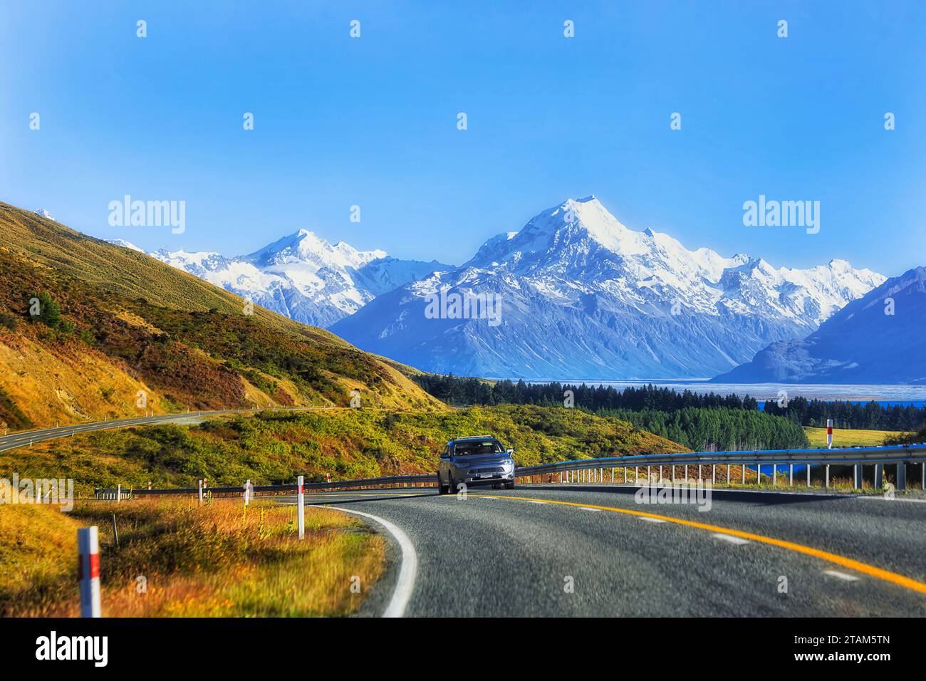 Der Highway 80 am Lake Pukaki führt zum Mt Cook Nationalpark in neuseeland. Stockfoto