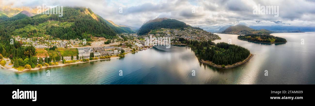 Wakatipu Lake Uferpromenade von Queenstown City - weites Panorama der Landschaft Neuseelands aus der Luft. Stockfoto