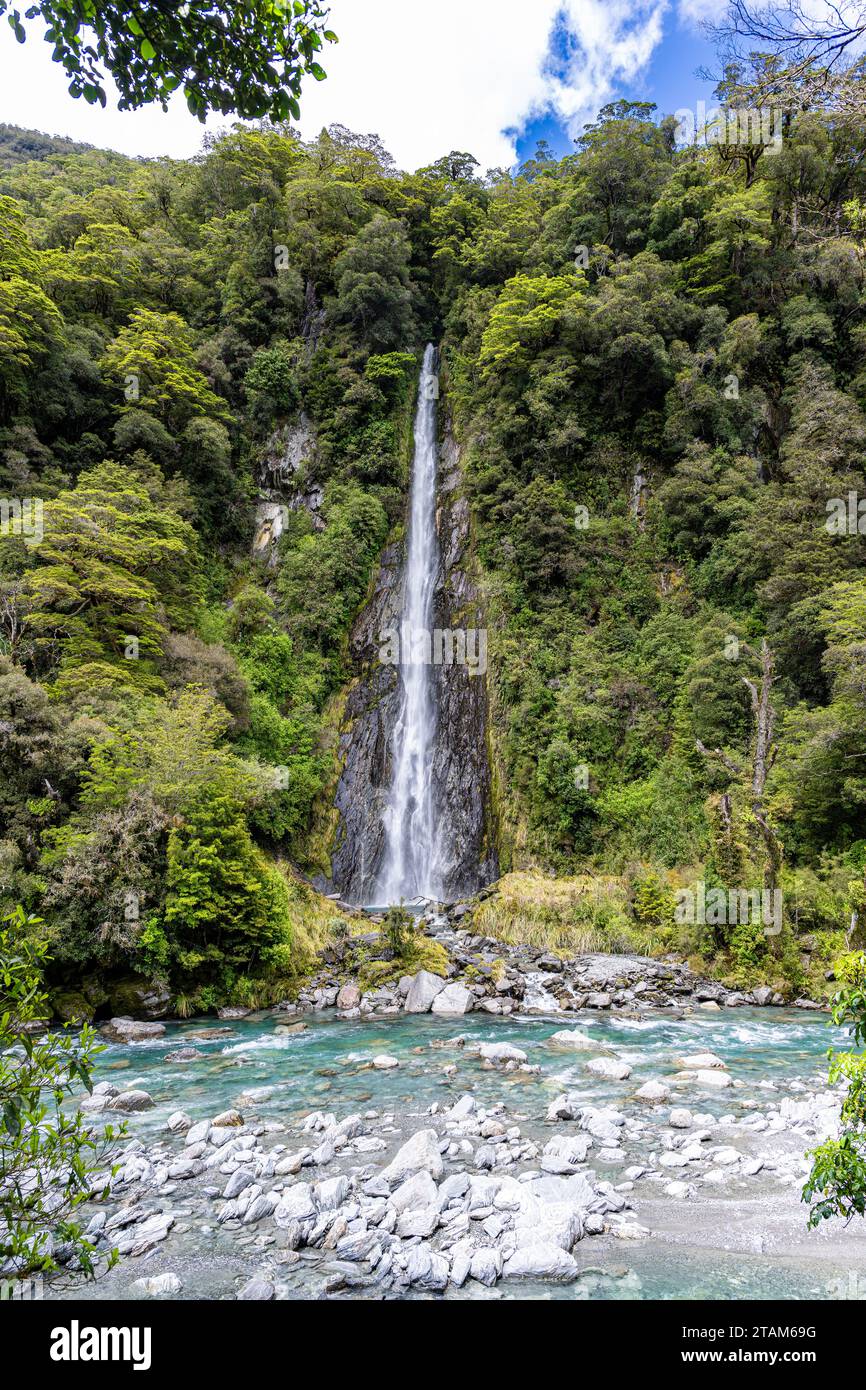 Donnerndes Brüllen kommt von den treffend benannten Thunder Falls in Neuseeland. Stockfoto