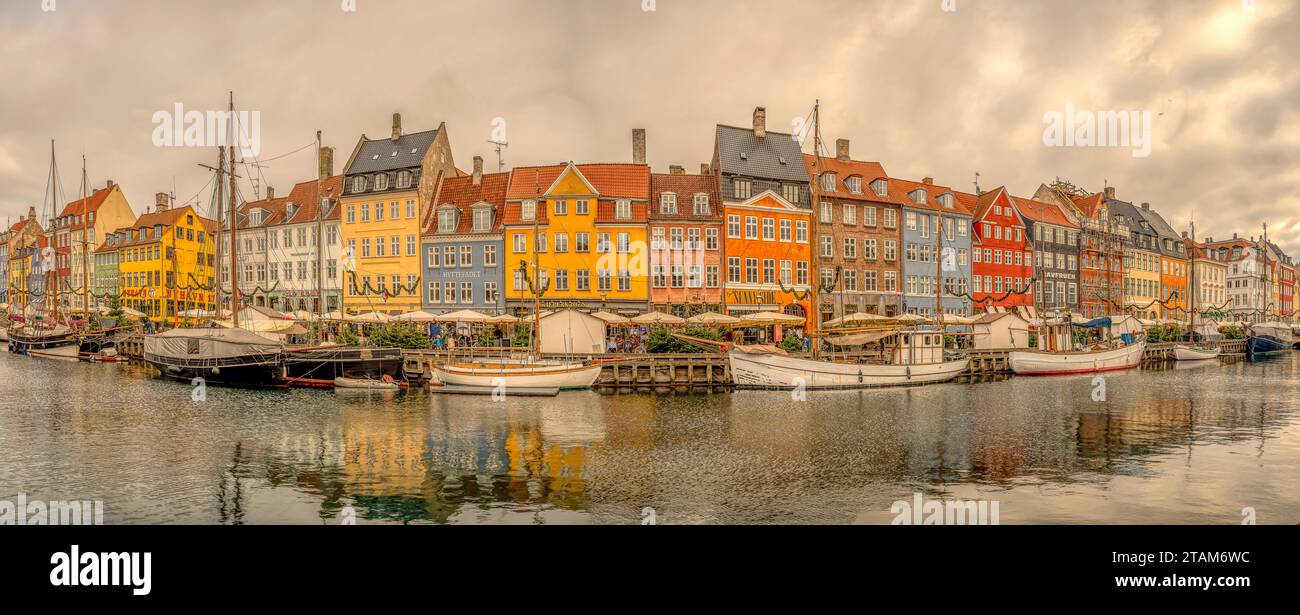 Panorama von Nyhavn mit farbenfrohen Häusern und Booten am Kai, Kopenhagen, 25. November 2023 Stockfoto