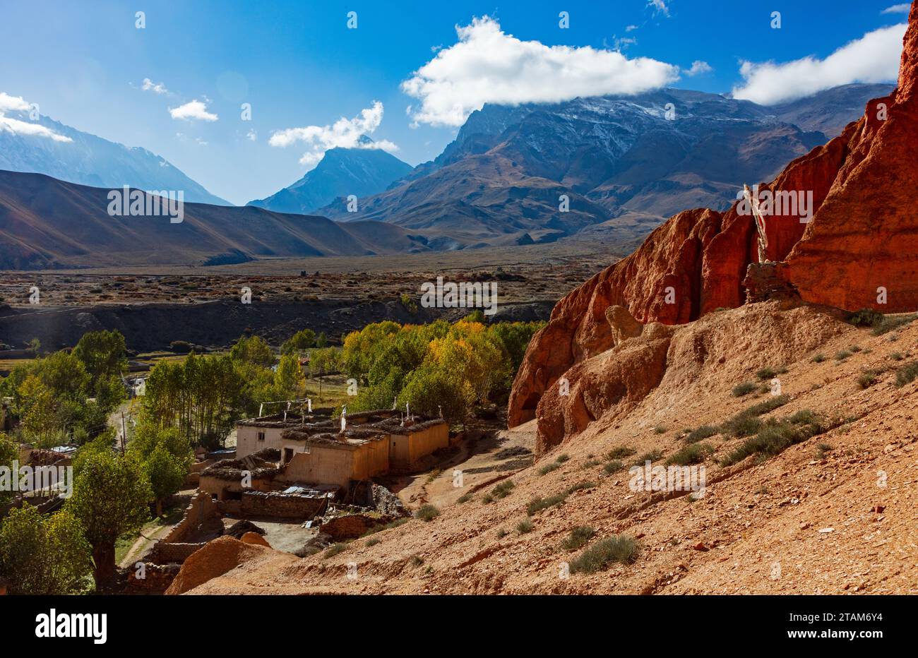 Eisen im soll bildet rote Klippen, die über dem Dorf Dhakmar im Mustang District in Nepal ragen Stockfoto