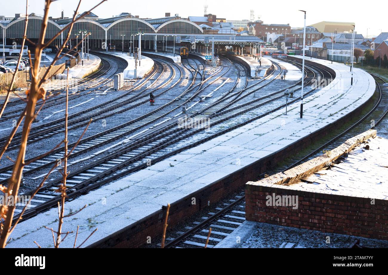 Winterliche Szenen für Bahnreisen Anlaby Road Hull HU3 Tower Block im Schnee Stockfoto