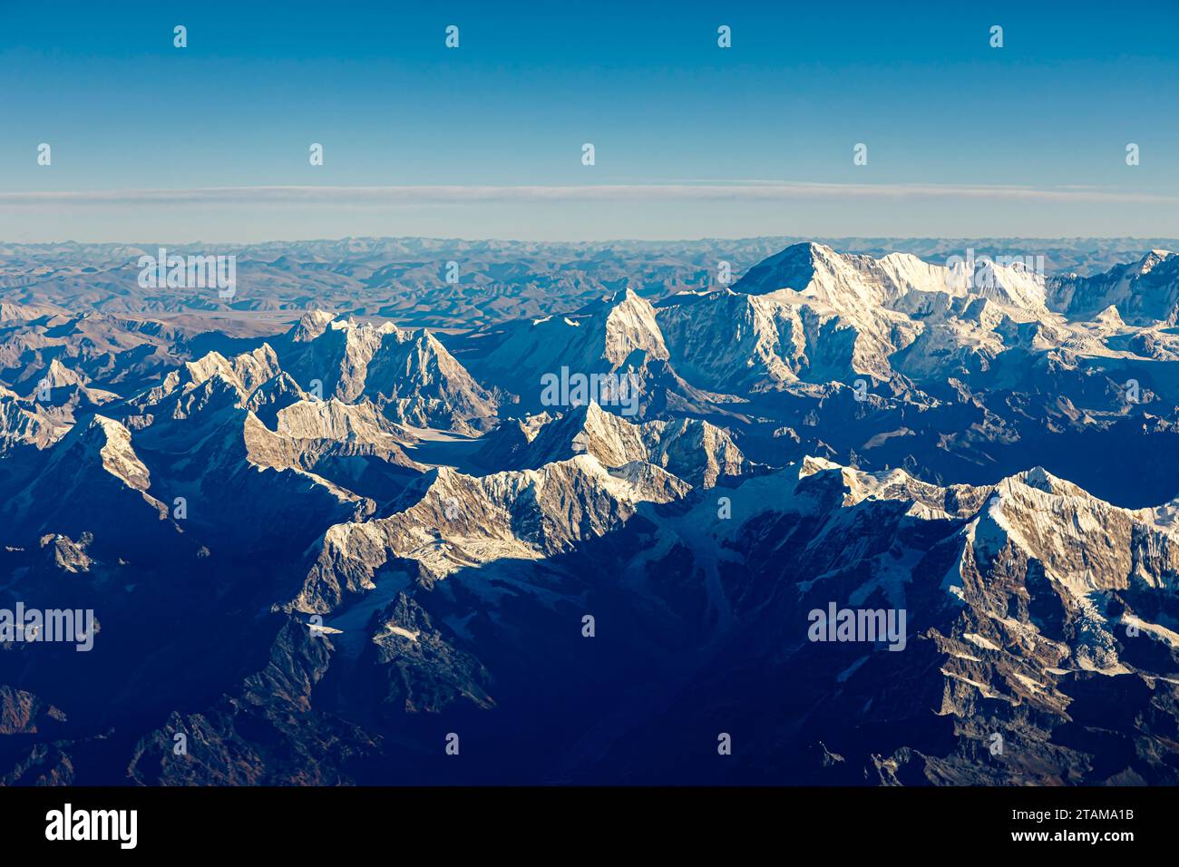 Mount Everest, der höchste Berg der Welt an der Grenze zwischen Nepal und China im Mahalangur-Himal-Untergebirge des Himalaya, von Süden aus gesehen Stockfoto