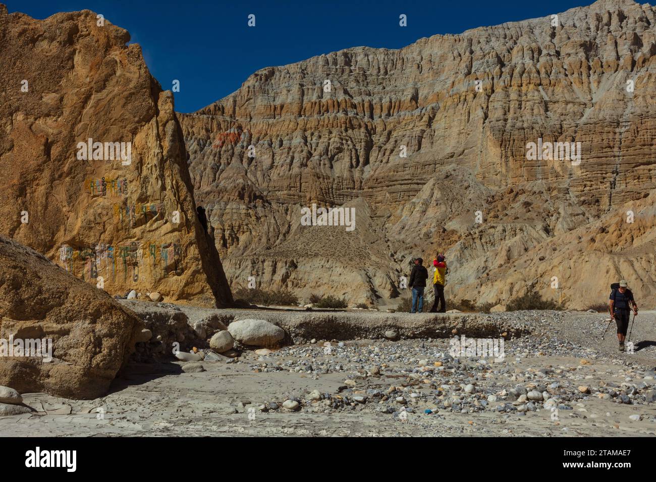 OM Mani Padme Hum ist in der Kali Gandaki River Gorge, der tiefsten Schlucht der Welt, in Mustang District, Nepal, in Sont gehauen Stockfoto