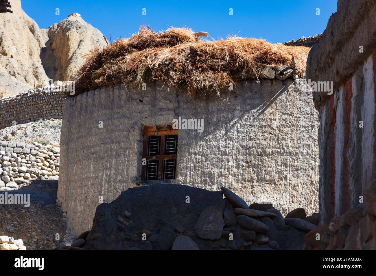 Haus mit Futter auf dem Dach in Tange Village - Mustang District, Nepal Stockfoto
