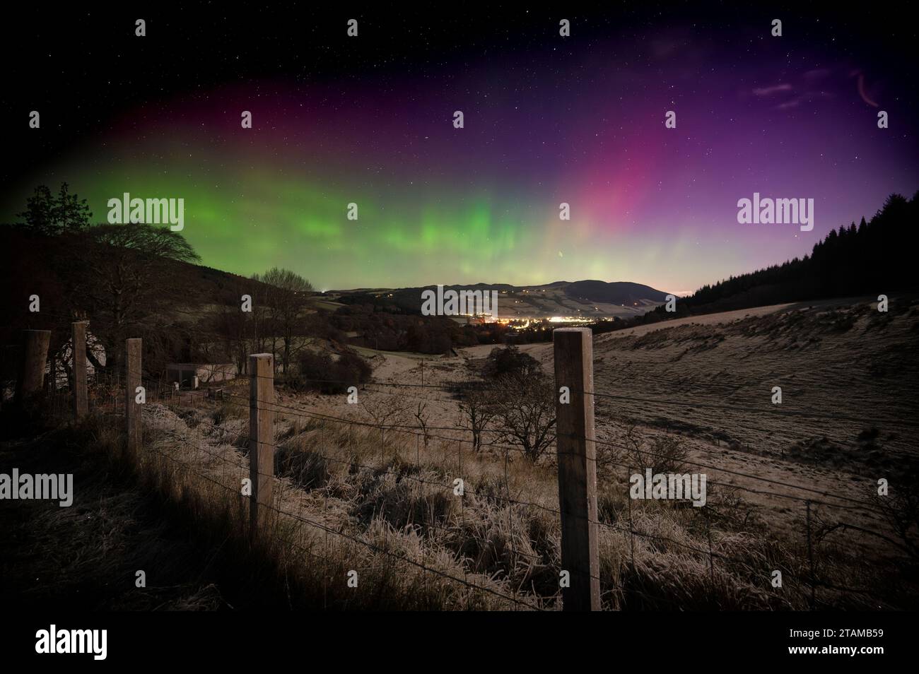 Scottish Highlands, Großbritannien. Dezember 2023. Die Aurora Borealis geben eine gute Show über Drumnadrochit in einer bitterkalten Mondnacht in den Scottish Highlands Credit: Rob Sutherland/Alamy Live News Stockfoto