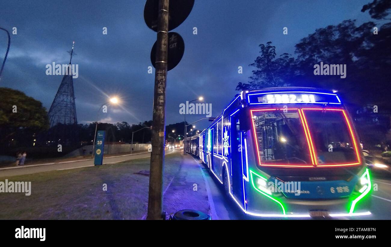 Sao Paulo, Sao Paulo, Brasilien. Dezember 2023. Sao Paulo (SP), 01/23 - WEIHNACHTEN/BAUM/DEKORATION - Licht- und Effekttest des Weihnachtsbaums im Ibirapuera Park, der am Samstag, den 12.02. Für die Öffentlichkeit geöffnet wird. Der Baum, der von einer Bank gesponsert wird, hat nicht die traditionellen grünen und roten Lichtfarben, die vorherrschende Farbe ist violett. (Foto: Leandro Chemalle/Thenews2/Zumapress) (Credit Image: © Leandro Chemalle/TheNEWS2 via ZUMA Press Wire) NUR REDAKTIONELLE VERWENDUNG! Nicht für kommerzielle ZWECKE! Stockfoto