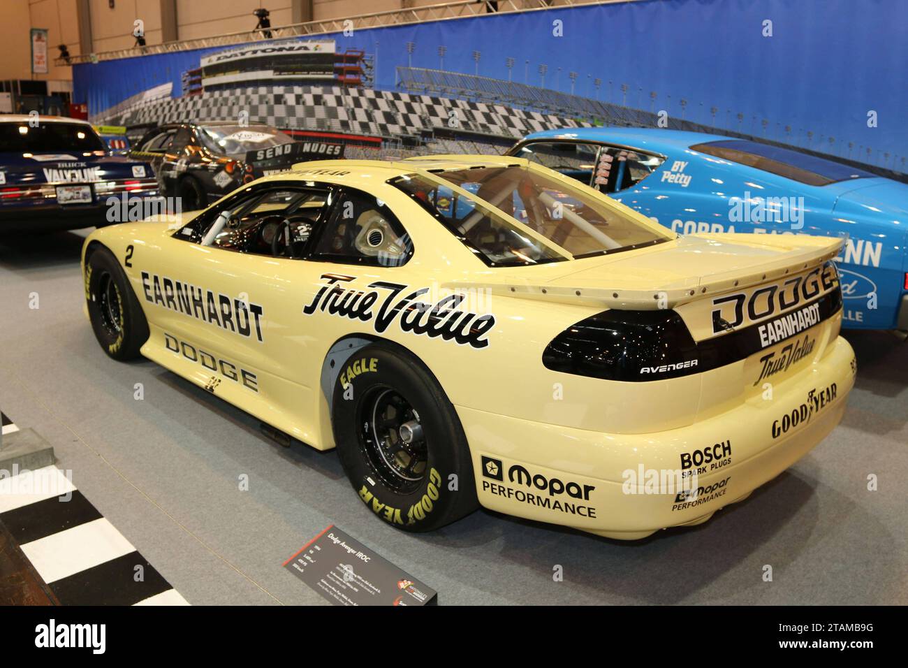 Dodge Avenger IROC, Sonderschau 75 Jahre NASCAR National Association for Stock Car Auto Racing vor Kulisse des Daytona International Speedway, 55. Essen Motor Show 2023 02.-10.12.2023, Pressetag 01.12.2023, Auto, Automobilmesse, Ausstellung für sportliche Autos Tuning Motorsport und Oldtimer, Messe Essen, Essen D. *** Dodge Avenger IROC, Sonderschau 75 Jahre NASCAR National Association for Stock Car Auto Racing vor dem Hintergrund des Daytona International Speedway, 55 Essen Motor Show 2023 02 10 12 2023, Pressetag 01 12 2023, Auto, Motorschau, Ausstellung für sportliche Autos Tuning-Motoren Stockfoto
