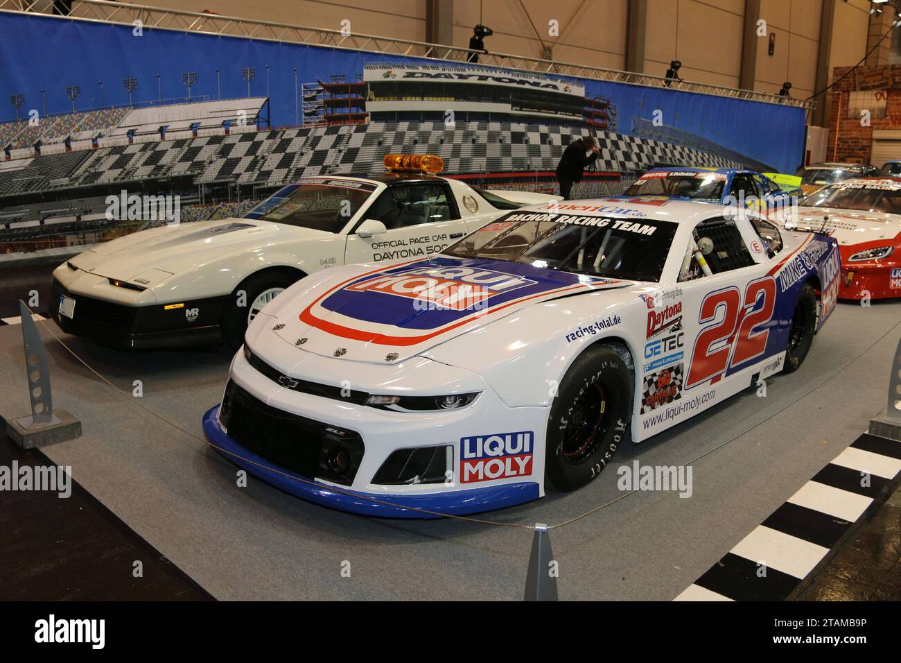 Sonderschau 75 Jahre NASCAR National Association for Stock Car Auto Racing vor Kulisse des Daytona International Speedway, 55. Essen Motor Show 2023 02.-10.12.2023, Pressetag 01.12.2023, Auto, Automobilmesse, Ausstellung für sportliche Autos Tuning Motorsport und Oldtimer, Messe Essen, Essen D. *** Sonderschau 75 Jahre NASCAR National Association for Stock Car Auto Racing vor dem Hintergrund des Daytona International Speedway, 55 Essen Motor Show 2023 02 10 12 2023, Pressetag 01 12 2023, Auto, Automobilausstellung, Ausstellung für sportliche Autos Tuning Motorsport und Oldtimer, Messe Essen, Essen Stockfoto