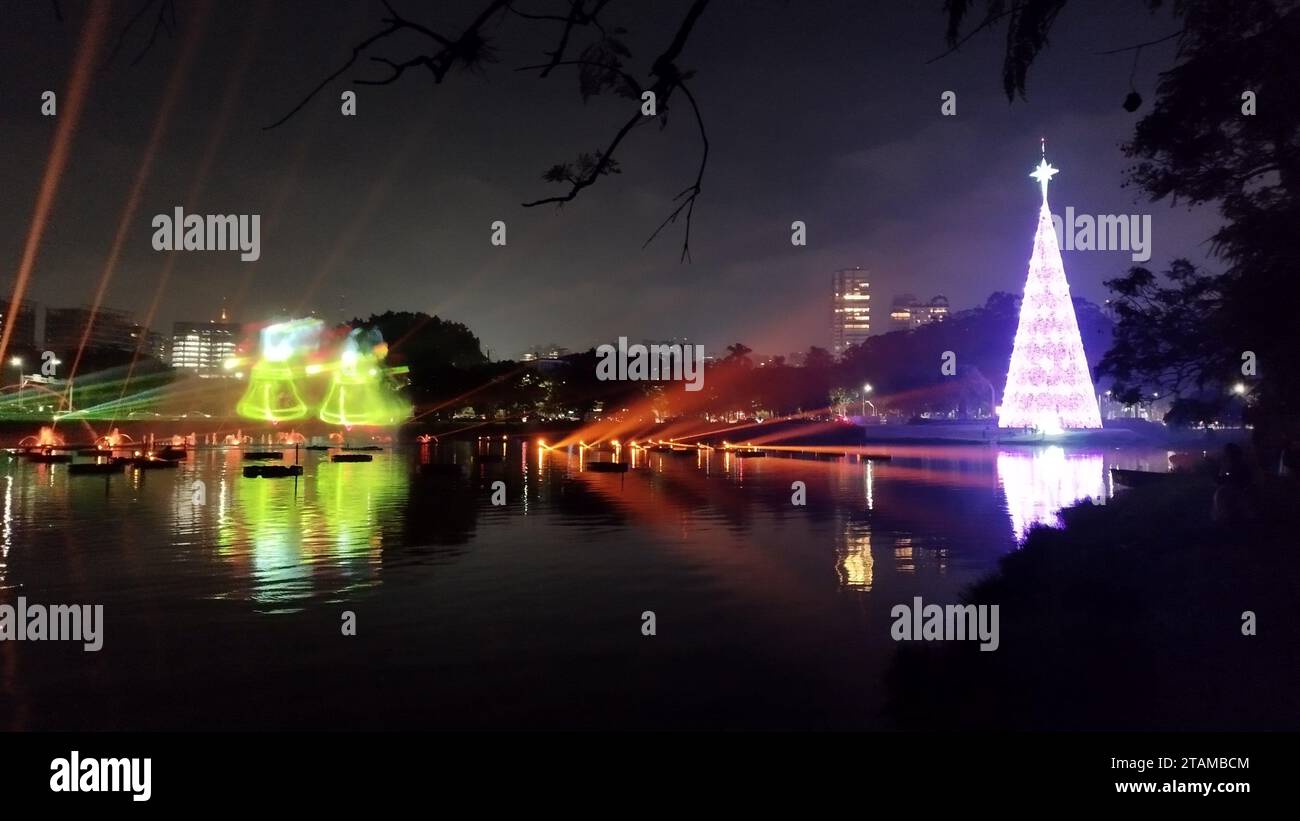 Sao Paulo, Sao Paulo, Brasilien. Dezember 2023. Sao Paulo (SP), 01/23 - WEIHNACHTEN/BAUM/DEKORATION - Licht- und Effekttest des Weihnachtsbaums im Ibirapuera Park, der am Samstag, den 12.02. Für die Öffentlichkeit geöffnet wird. Der Baum, der von einer Bank gesponsert wird, hat nicht die traditionellen grünen und roten Lichtfarben, die vorherrschende Farbe ist violett. (Foto: Leandro Chemalle/Thenews2/Zumapress) (Credit Image: © Leandro Chemalle/TheNEWS2 via ZUMA Press Wire) NUR REDAKTIONELLE VERWENDUNG! Nicht für kommerzielle ZWECKE! Stockfoto