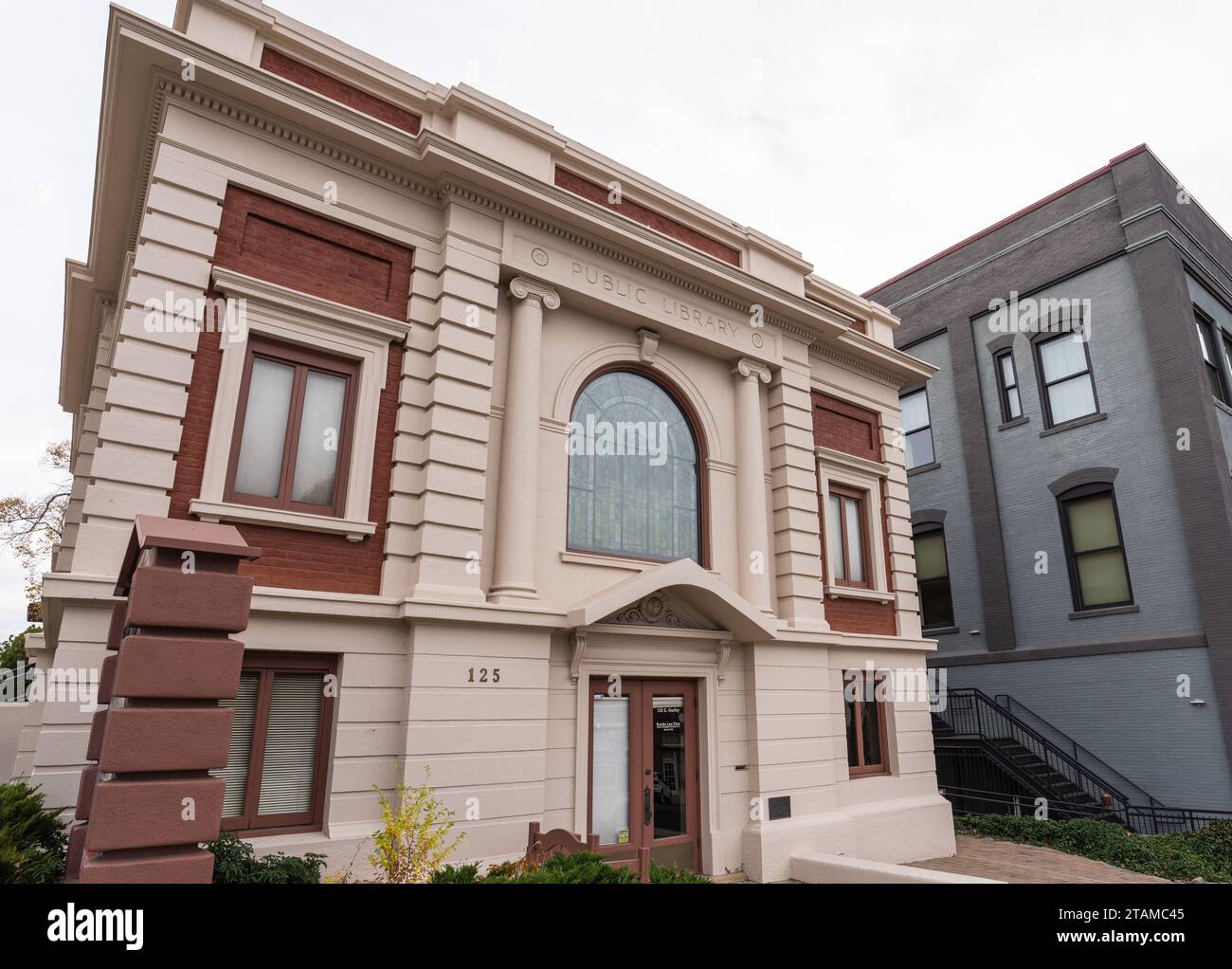 Prescott, AZ – 15. November 2023: Die Prescott Free Public Library, oder Carnegie Library, wurde durch die Bemühungen des Women's Club of Prescott and errichtet Stockfoto