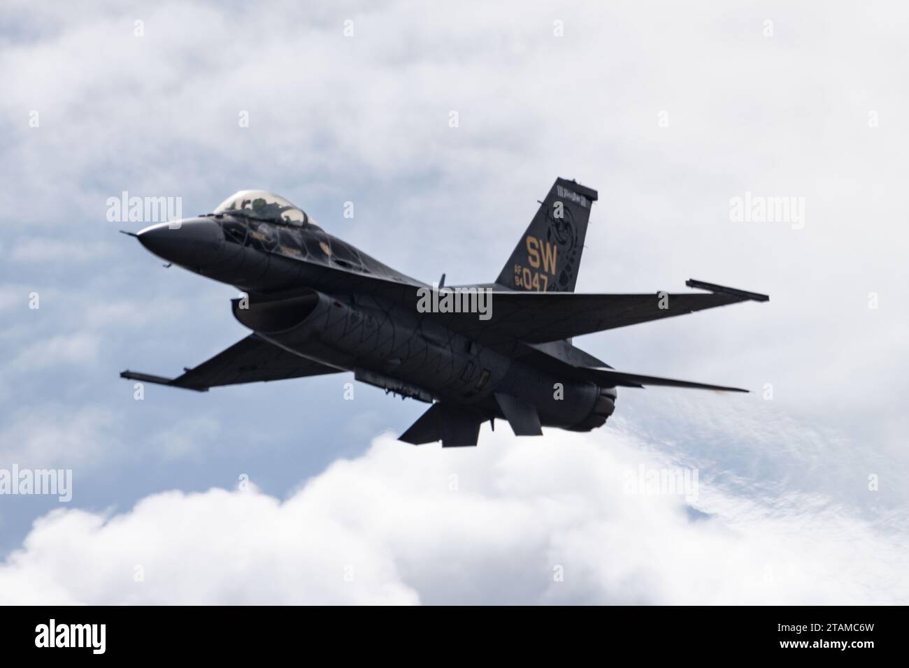 Aimee „Rebel“ Fiedler, Pilot und Kommandant des F-16 Viper Demo Teams, fliegt während der Oregon International Airshow in McMinneville, OR, 29. September 2023. Der F-16 Fighting Falcon ist in der Lage, Geschwindigkeiten von bis zu zwei bis zwei Mal so schnell wie der Schall zu machen. Stockfoto