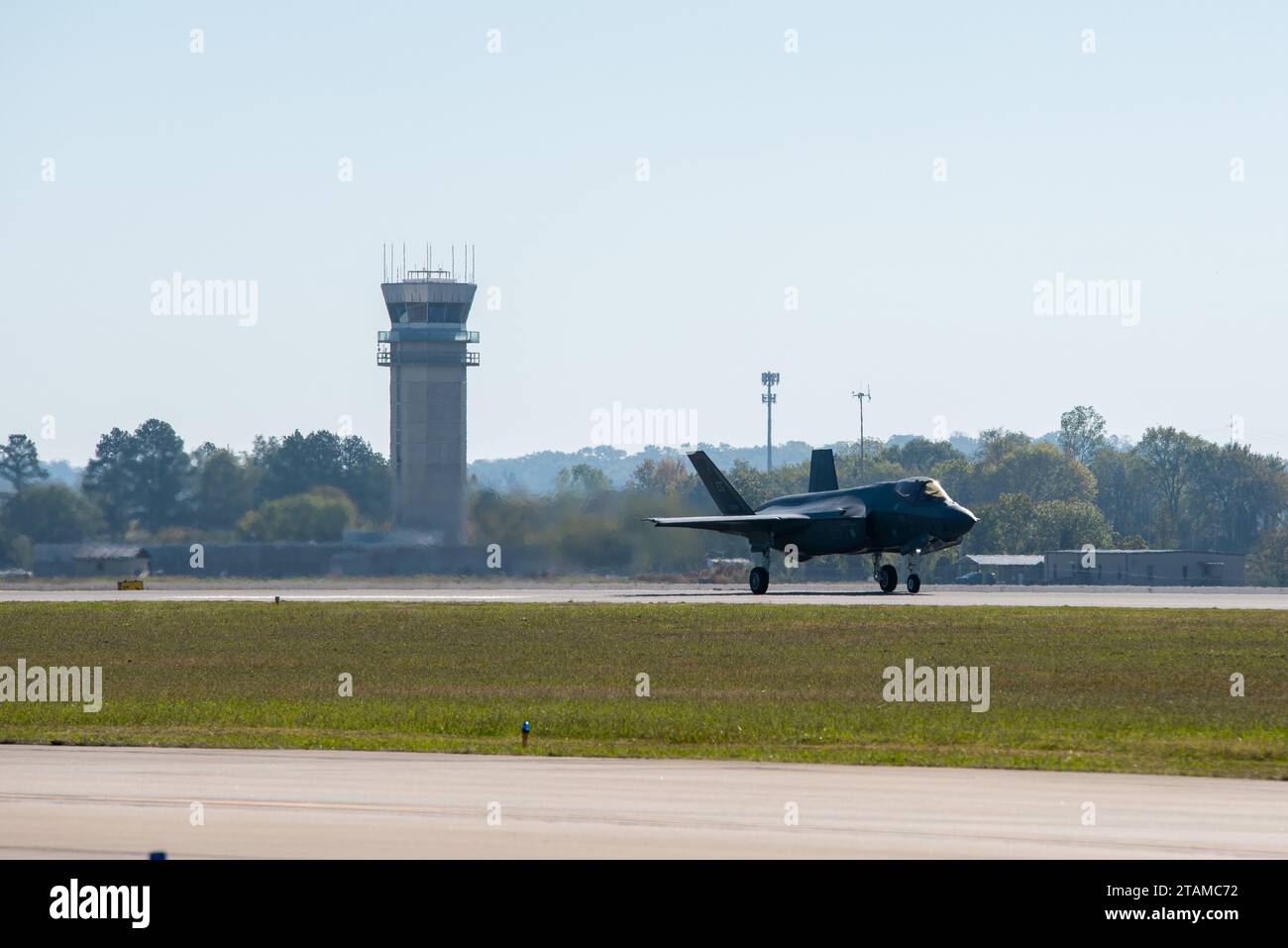 Ein F-35-Kampfflugzeug startet in der Ebbing Air National Guard Base, Arkansas, dort leitet das Air Force Installation and Mission Support Center den Bau von Einrichtungen zur Unterstützung der F-35 Pilotenausbildungsmission und richtet ein neues Ausbildungszentrum für Piloten aus Singapur und NATO-Ländern im Rahmen des F-35 Foreign Military Sales Programms ein. (Foto der U.S. Air National Guard von Tech. Sgt. Christopher Sherlock) Stockfoto