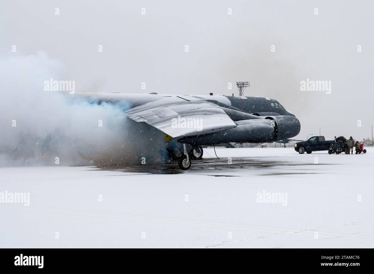 Die Crewchefs der 5th Aircraft Maintenance Squadron führen am 27. November 2023 auf einer B-52H Stratofortress auf der Minot Air Force Base, North Dakota, vor dem Flug Verfahren durch. Die 5. Bombenflügelflugzeuge arbeiten bei Allwetter, um die B-52H-Raketenangriffe sofort zur Verfügung zu stellen. (Foto der U.S. Air Force von Airman 1st Class Alexander Nottingham) Stockfoto