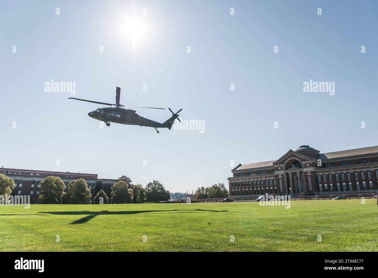 Die Army Aviation Brigade bereitet sich auf die Landung eines UH-60 Blackhawk Hubschraubers vor, um Soldaten der Joint Task Force-National Capital Region (JTF-NCR) und des US Army Military District of Washington abzuholen, die an Übung ehrgeizigen Guardian 2023 an der National Defense University in Washington, D.C. teilnehmen, 14. September 2023. Der ehrgeizige Guardian '23 bringt Bundes-, Staats- und Kommunalbehörden zusammen mit JTF-NCR-Mitarbeitern, um die behördenübergreifende Funktionsfähigkeit bei nationalen Sicherheitsveranstaltungen und Confolgemanagement-Veranstaltungen im NCR realistisch zu testen. (Foto der US-Armee von Henry Villarama) Stockfoto