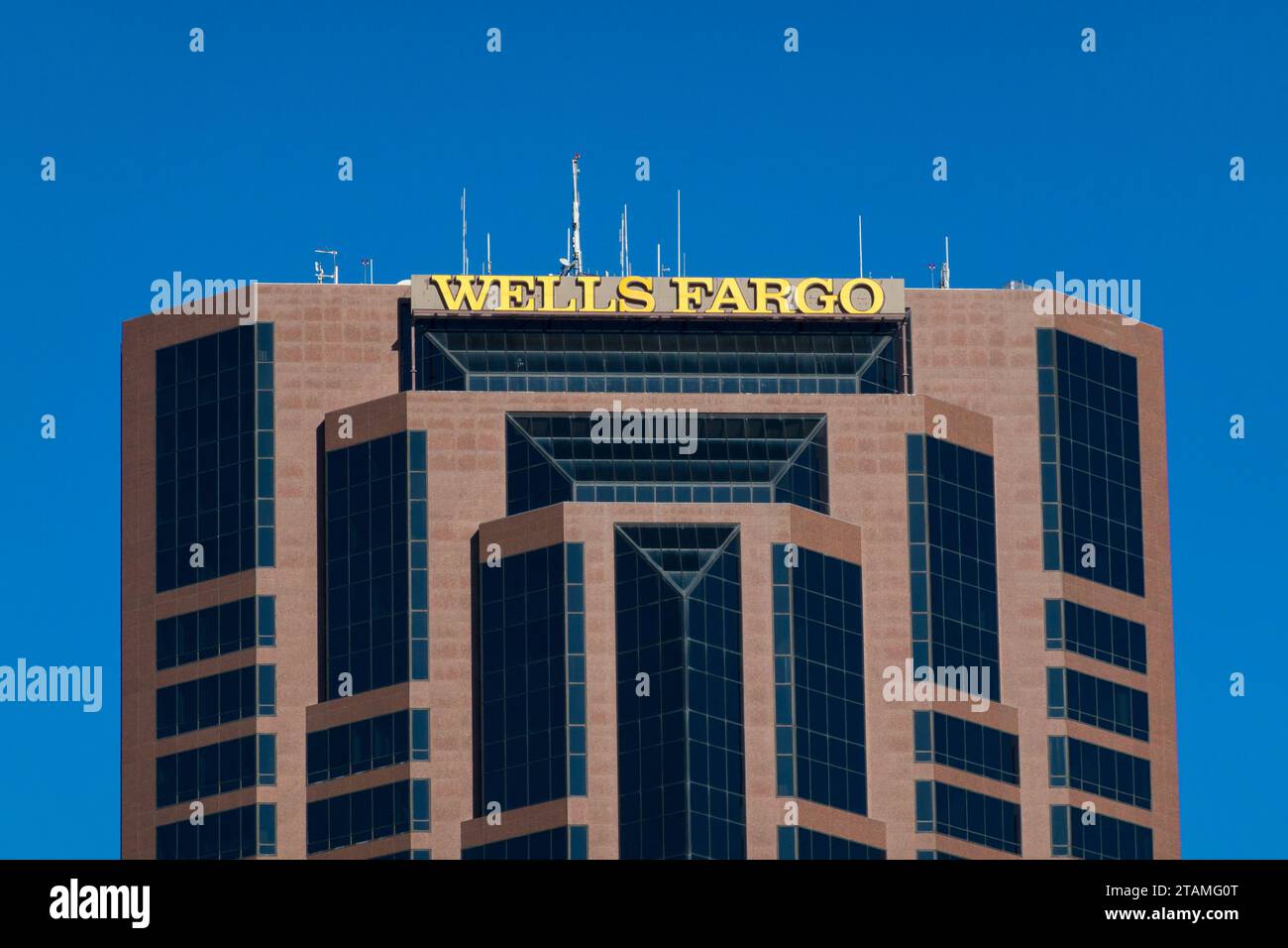 ST. PAUL, MN, USA – 19. NOVEMBER 2023: Gebäude des regionalen Hauptsitzes von Wells Fargo und Markenlogo. Stockfoto