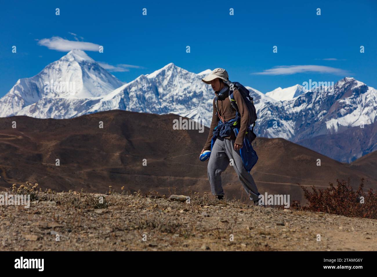 Vajra Garrett mit dem Gipfel Dhaulahiri bei Muktinath - Lower Mustang, Nepal Stockfoto