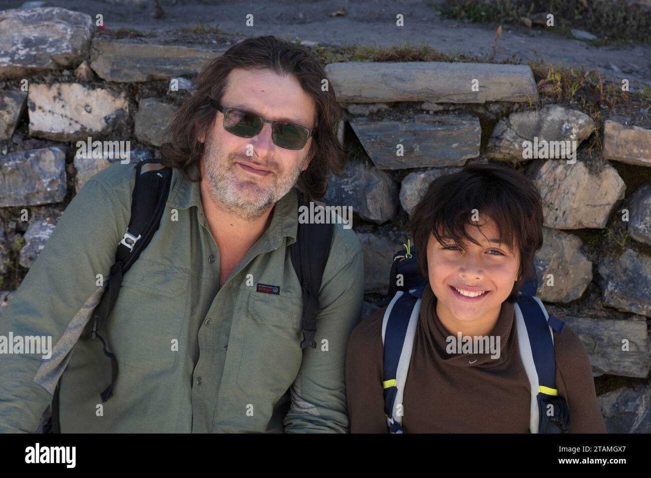 Bodhi Garrett mit seinem Sohn Vajra Garrett in Muktinath - Lower Mustang, Nepal Stockfoto