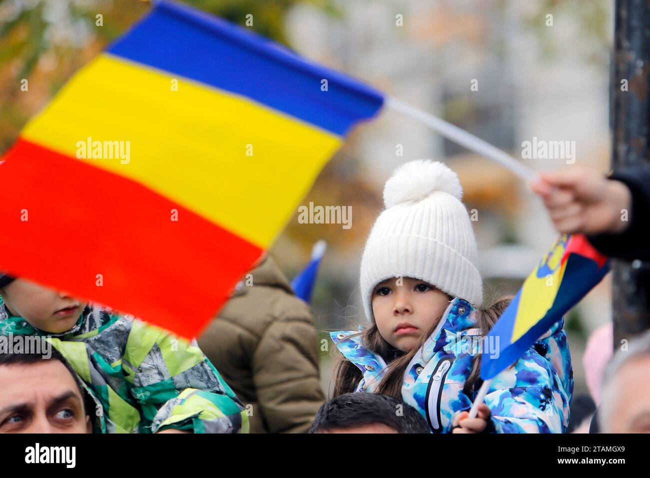 Bukarest, Rumänien. Dezember 2023. Ein Kind beobachtet eine Militärparade zum Nationalfeiertag Rumäniens in Bukarest, der Hauptstadt Rumäniens, am 1. Dezember 2023. Quelle: Cristian Cristel/Xinhua/Alamy Live News Stockfoto
