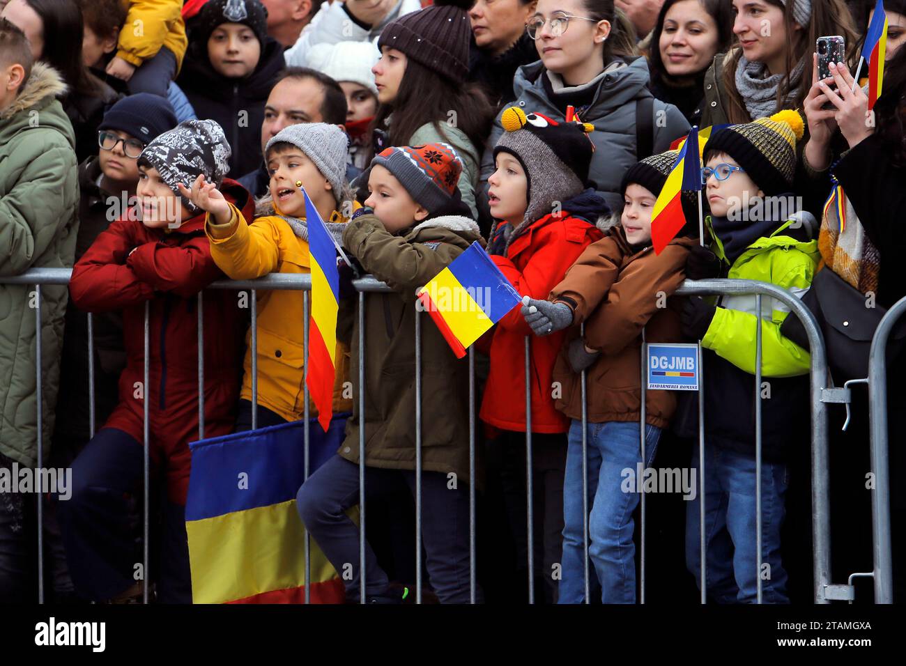 Bukarest, Rumänien. Dezember 2023. Kinder beobachten eine Militärparade zum Nationalfeiertag Rumäniens in Bukarest, der Hauptstadt Rumäniens, am 1. Dezember 2023. Quelle: Cristian Cristel/Xinhua/Alamy Live News Stockfoto