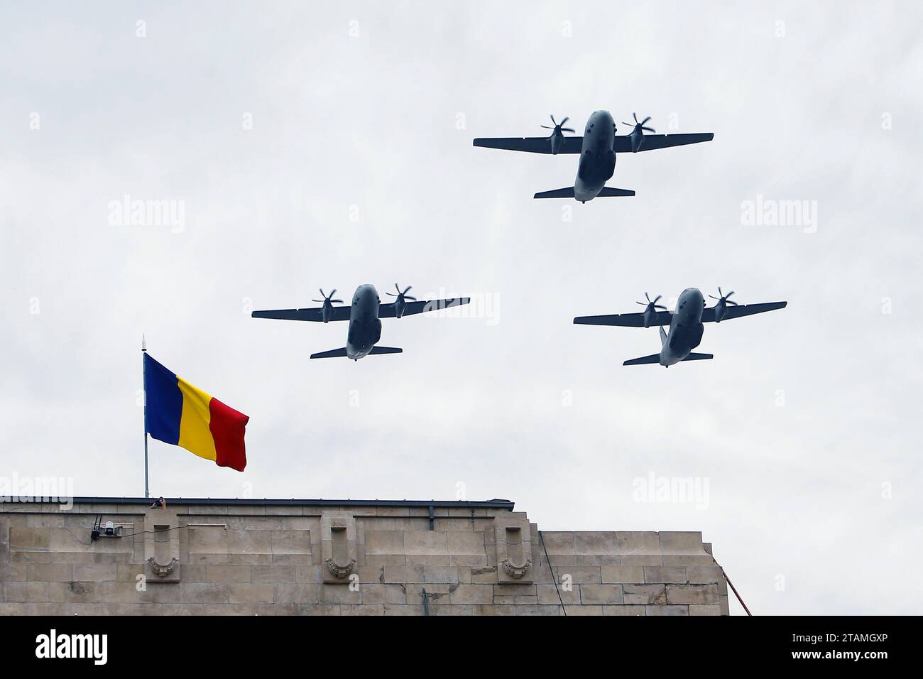 Bukarest, Rumänien. Dezember 2023. Militärflugzeuge nehmen an einer Militärparade zum Nationalfeiertag Rumäniens in Bukarest, der Hauptstadt Rumäniens, am 1. Dezember 2023 Teil. Quelle: Cristian Cristel/Xinhua/Alamy Live News Stockfoto