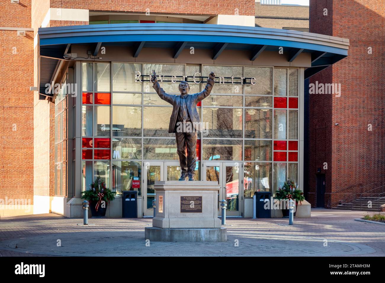 ST. PAUL, MN, USA - 19. NOVEMBER 2023: Herb Brooks Statue im RiverCentre in Saint Paul. Stockfoto