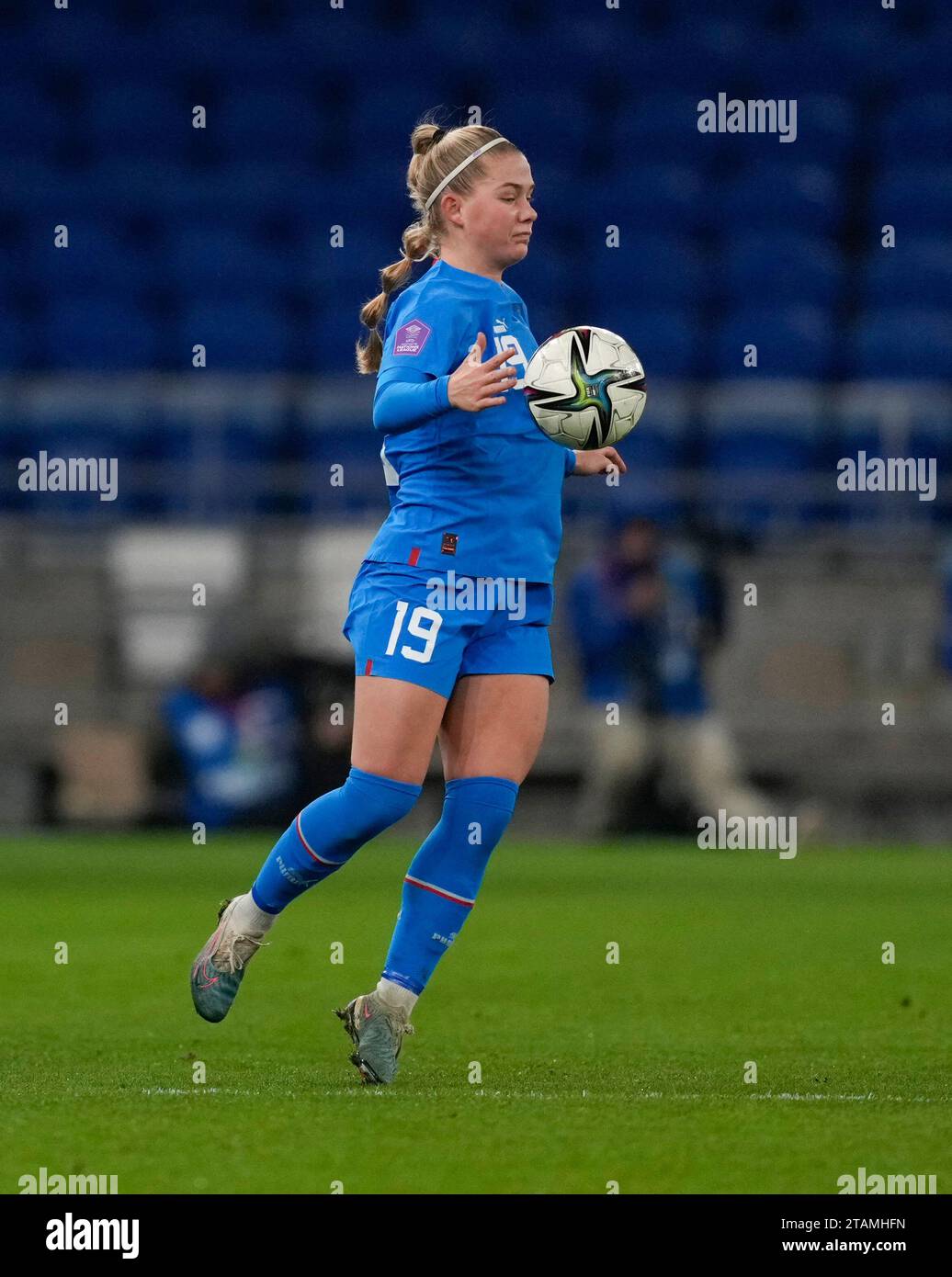 Cardiff,UK, 01 Dez 2023 Saedis Heioarsdottir (Island) im Einsatz während der UEFA Women's Nations League Wales gegen Island im Cardiff City Stadium Cardiff United Kingdom am 01. Dezember 2023 Graham Glendinning / Alamy Live News Endpunktzahl: 1–2 Stockfoto