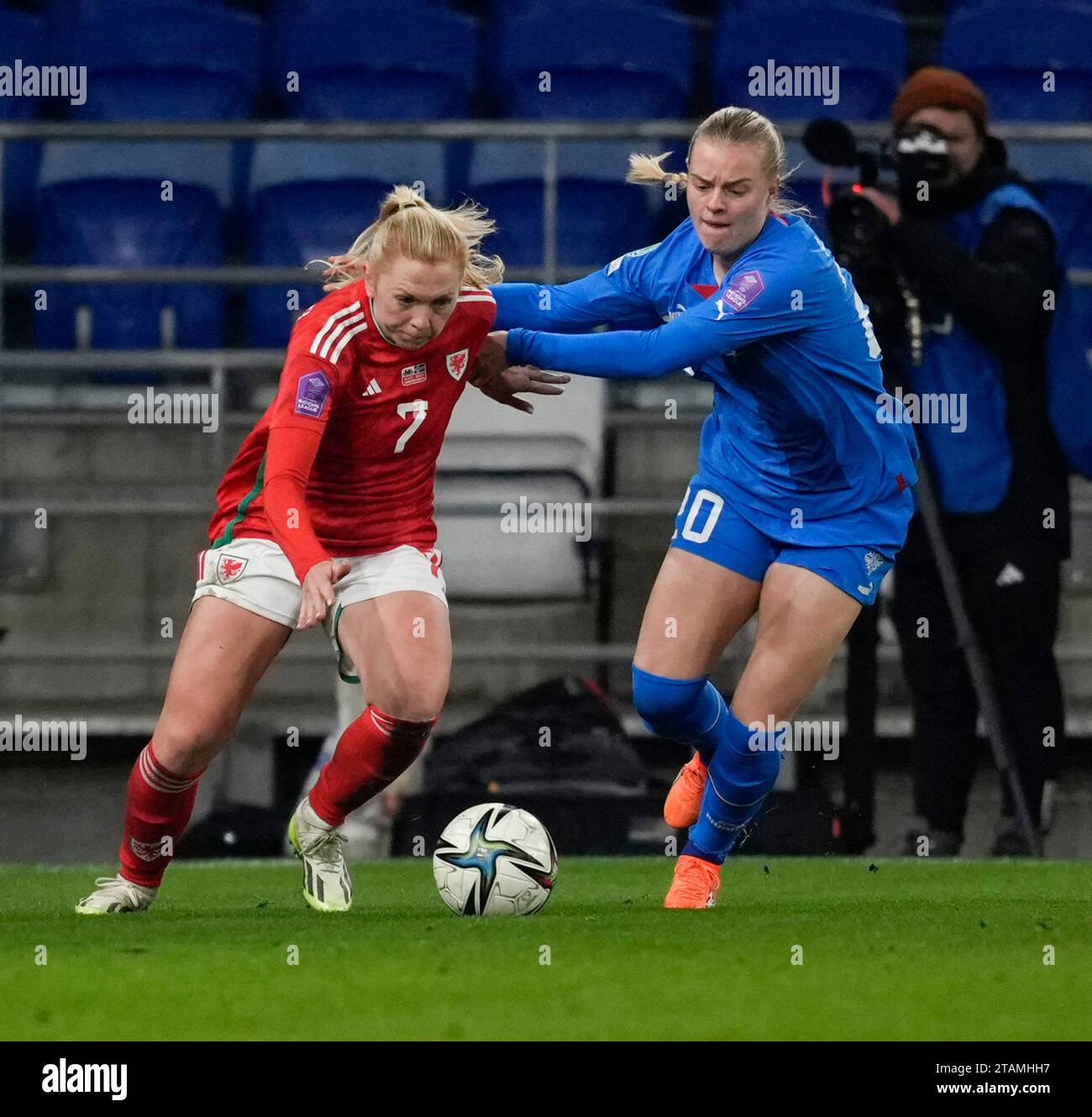 Cardiff, UK, 01 Dez 2023 Ceri Holland (Wales) (L) wird von Karolina Lea Vilhjalmsdottir (Island) während der UEFA Women's Nations League Wales gegen Island im Cardiff City Stadium am 1. Dezember 2023 ausgetragen Stockfoto