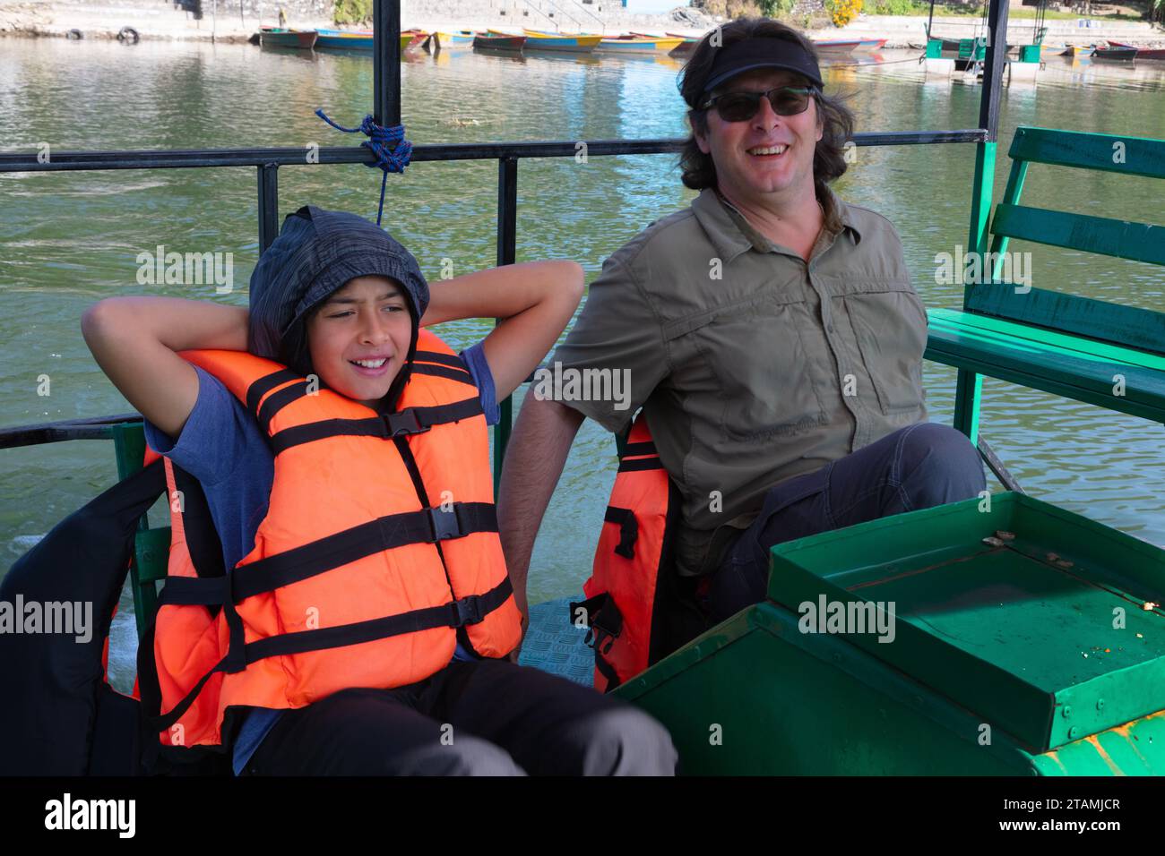 Bodhi Garrett und Vajra Garrett auf einer Paddelbootfahrt auf dem Phewa Lake in Pokhara - Nepal Stockfoto