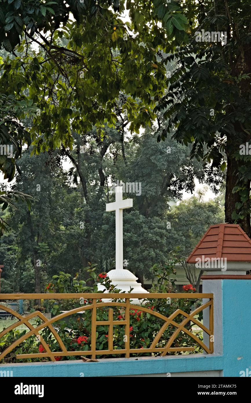 11.05.2023. Raiganj West Bengalen Indien weiß gefärbte heilige Kreuz-Architektur in einer Kirche in Indien Stockfoto