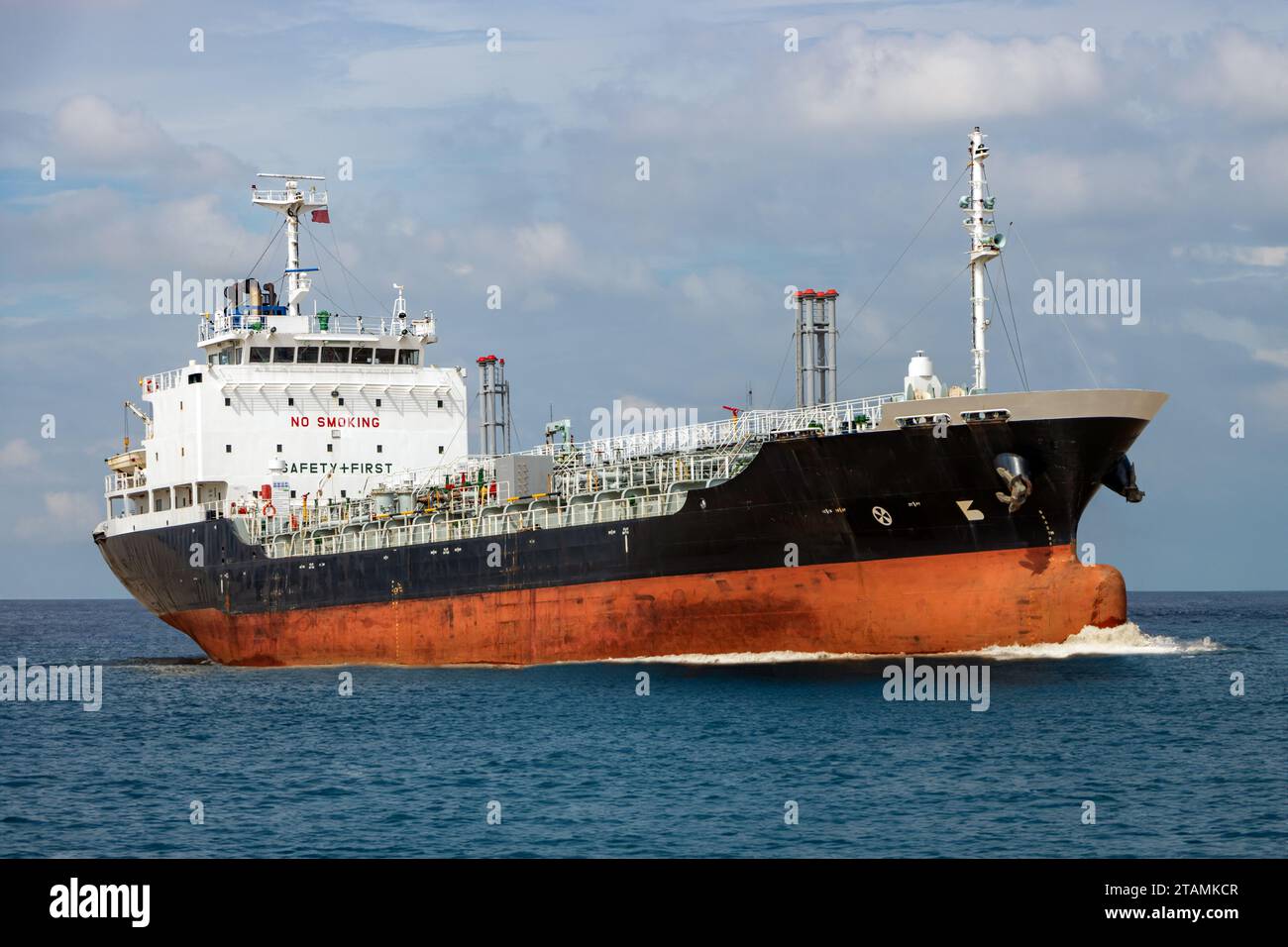 Der Tanker für Ölprodukte auf der offenen See Stockfoto