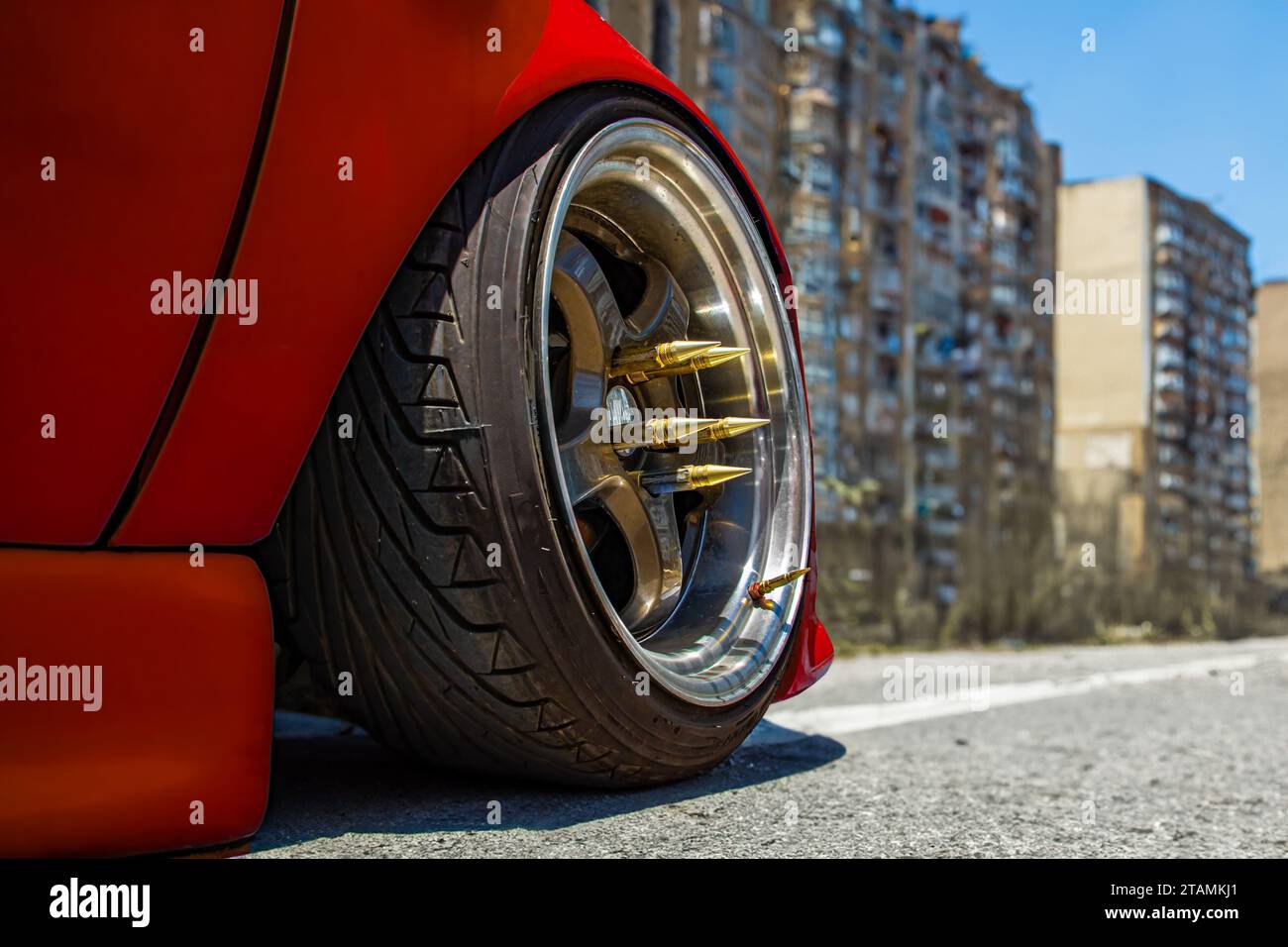 Vorderrad eines Tuning Car auf einer Stadtstraße Stockfoto