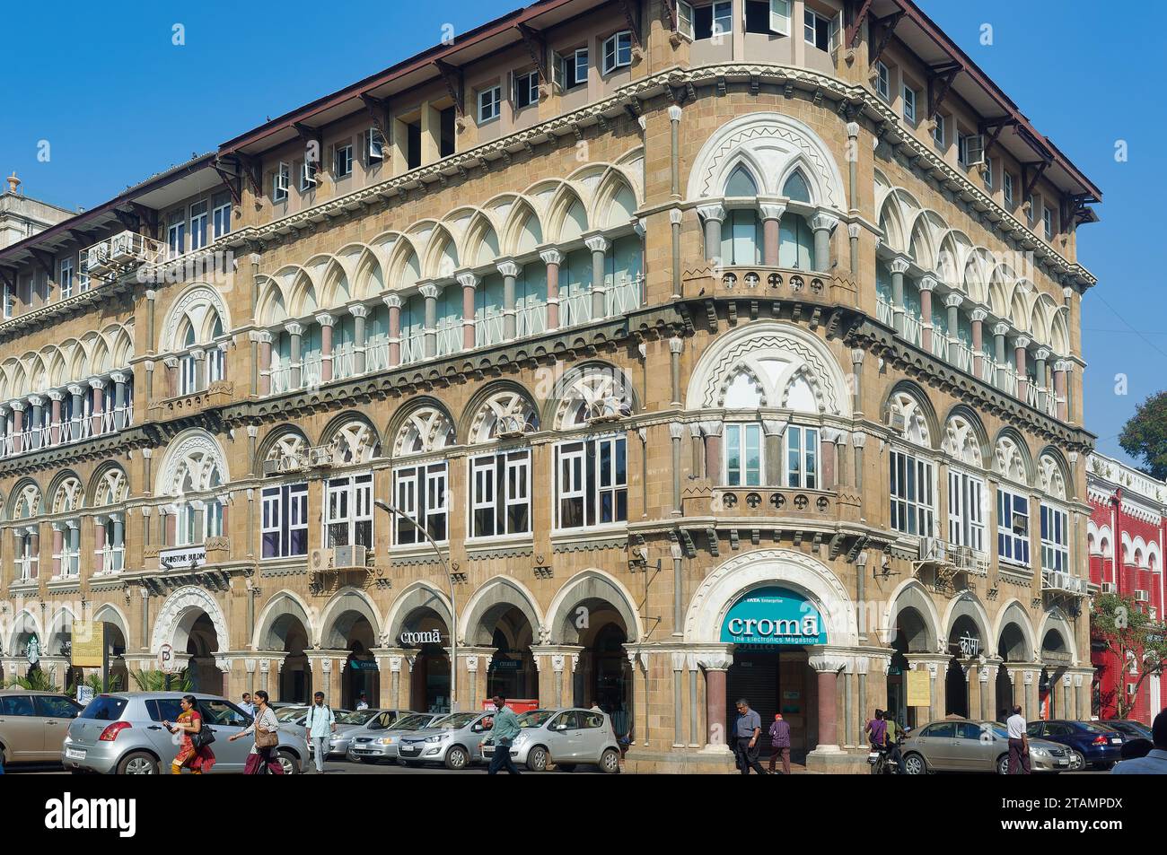 Elphinstone Building am Horniman Circle, Mumbai, Indien, im Stil eines venezianisch-gotischen palazzos erbaut, in dem sich Zweige von Starbucks und Cromā befinden Stockfoto