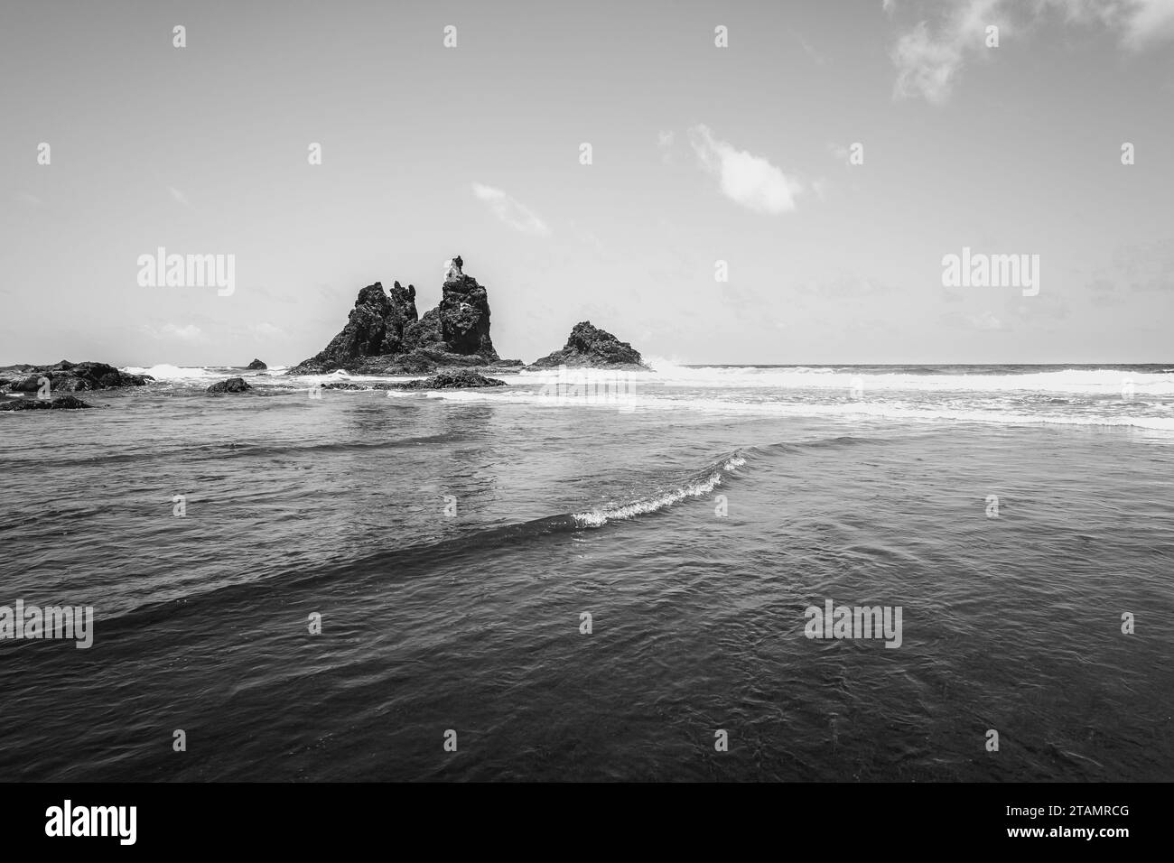 Playa de Benijo (Strand von Benijo), Atlantik. Nord-Teneriffa. Kanarische Inseln. Spanien. Schwarz-weiß. Stockfoto